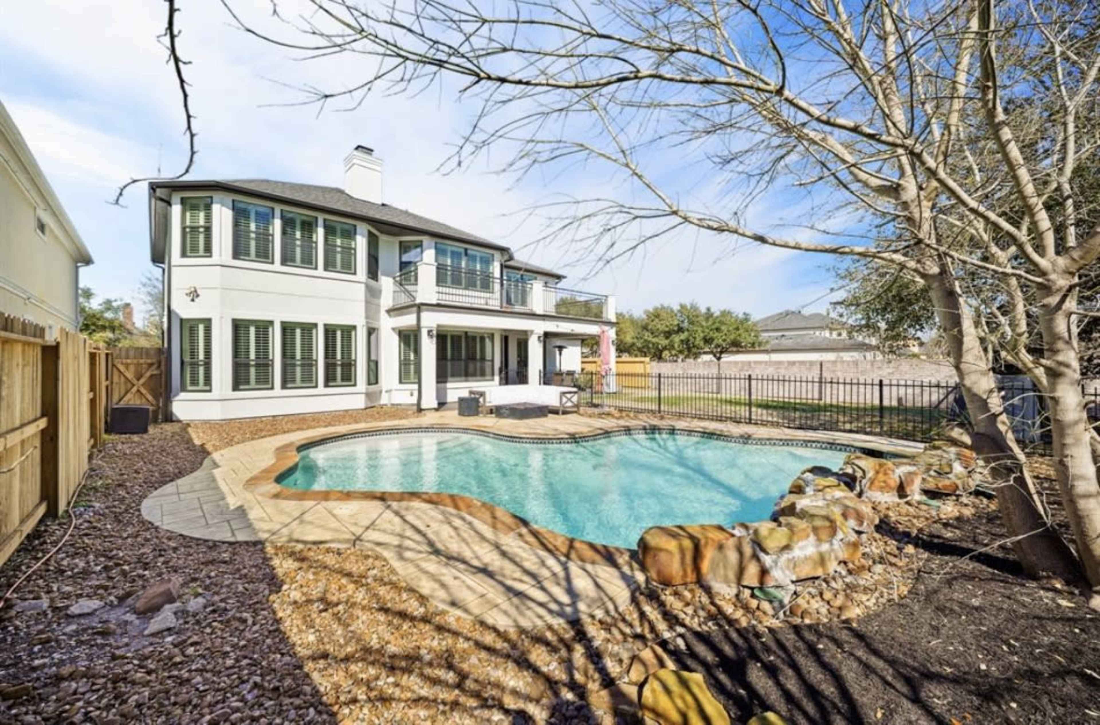 Modern Suburban Retreat with Open Layout and Natural Light – Ideal for Photoshoots, Small Gatherings, or Creative Projects Image in Eldridge / West Oaks, Houston, TX
