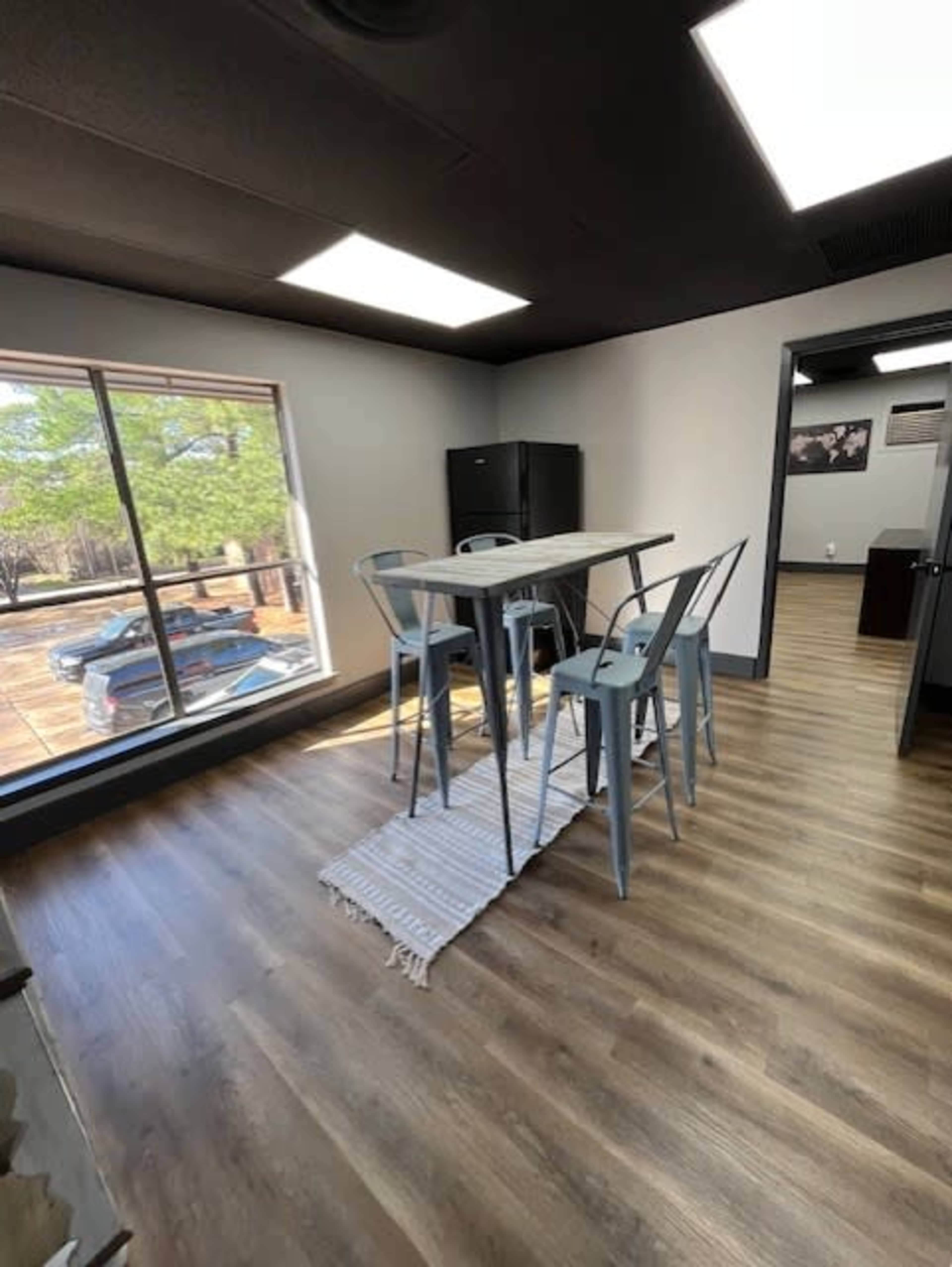 Quiet Workspace Desk with Convenient Amenities Image in West Arlington, ARLINGTON, TX
