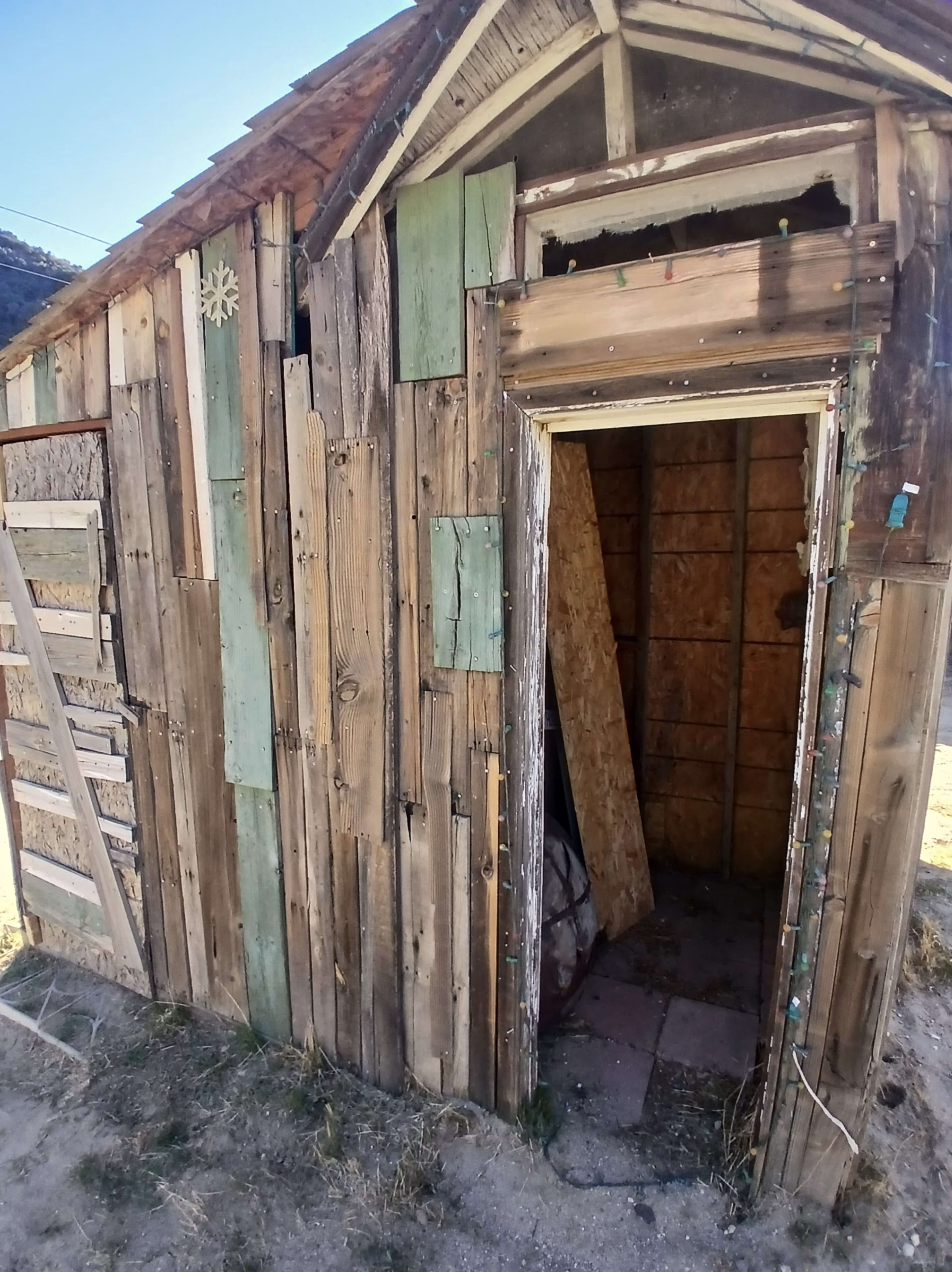 Weathered Desert Shack – Abandoned High Desert Film Site Image in Leona Valley, Leona Valley, CA