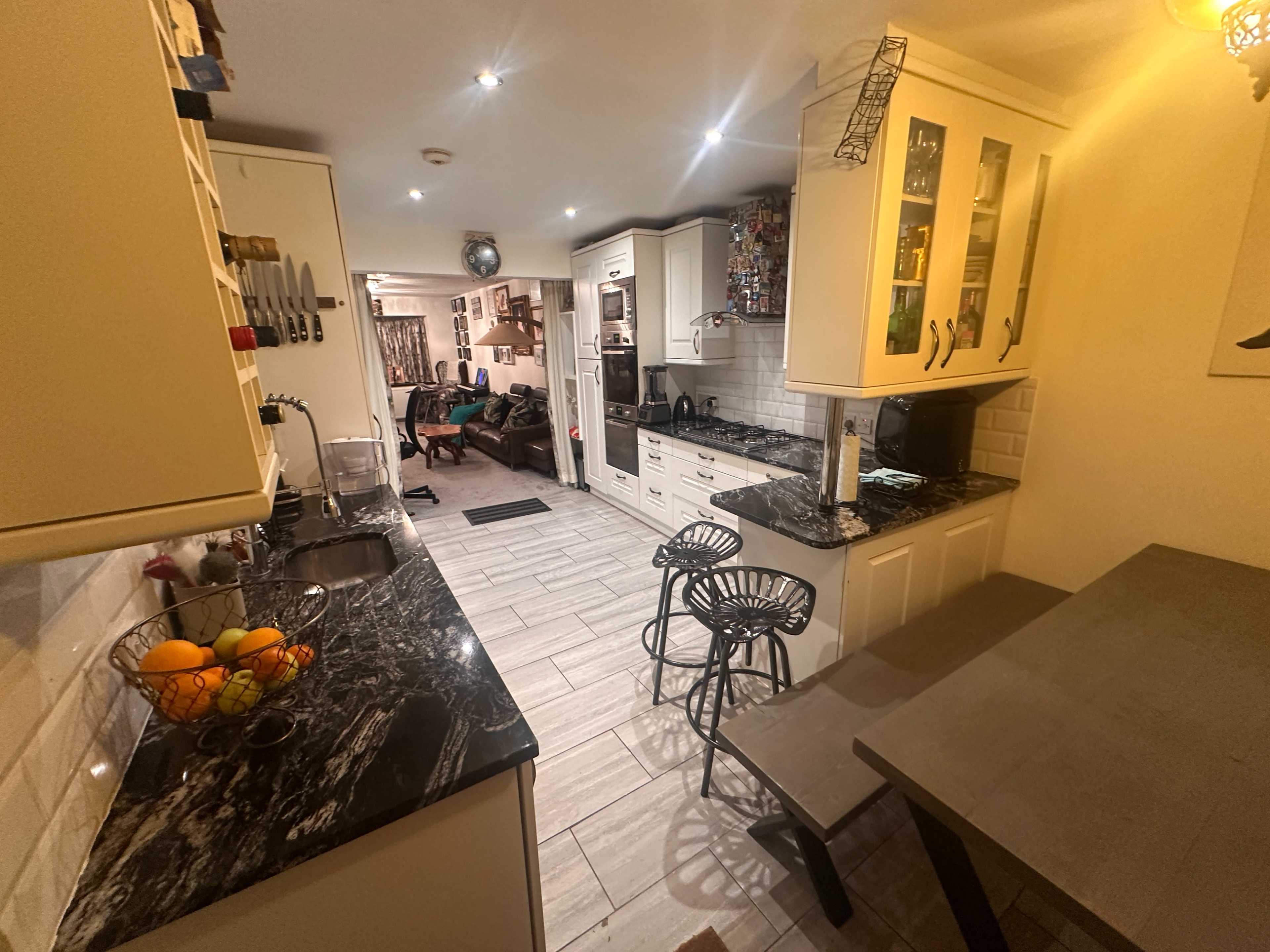 The Studio Next Door2 - less than 4 mins from Elstree and Sky Studios Image in Elstree and Borehamwood, Borehamwood, ENG