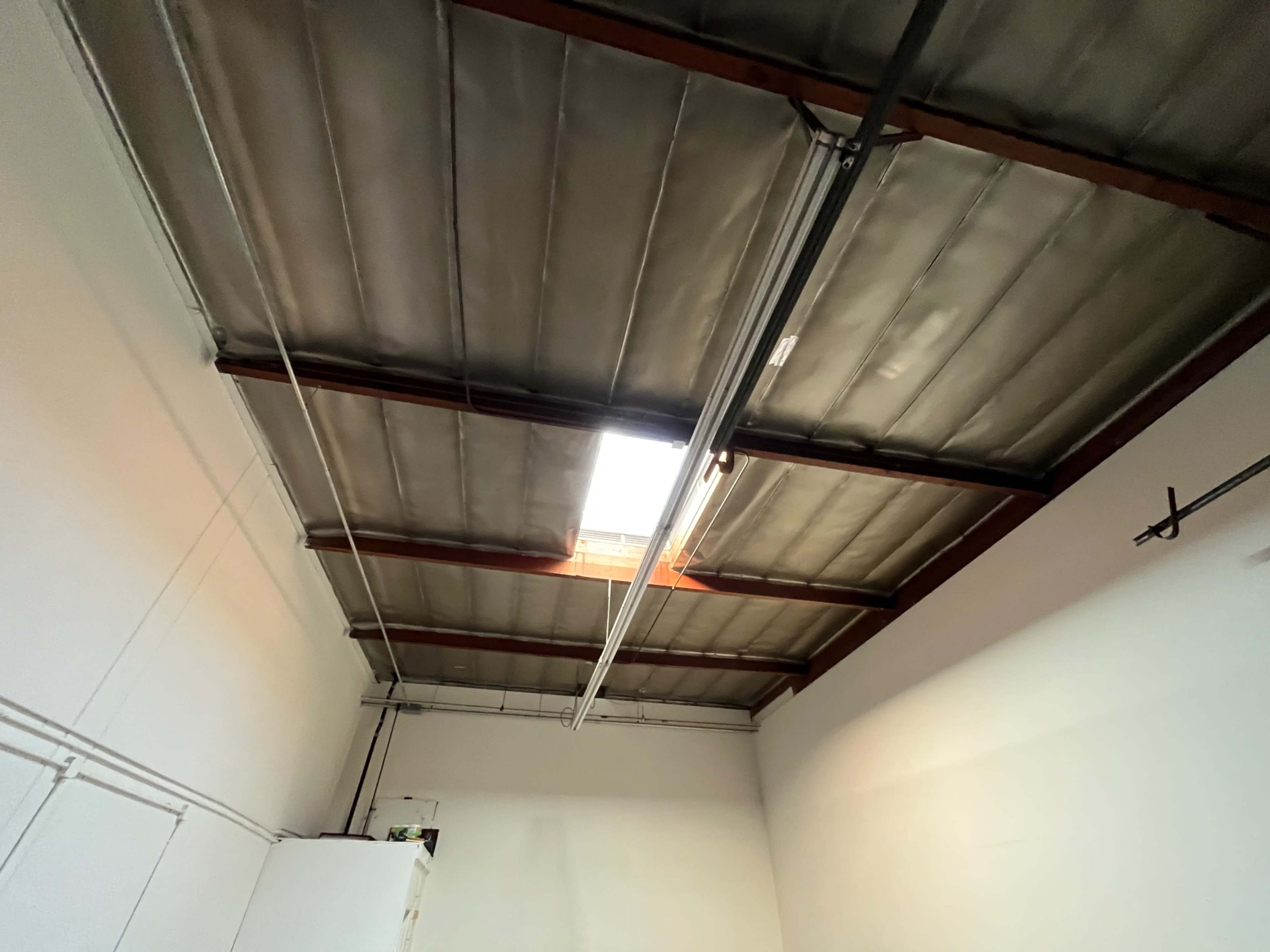 Versatile 1,000 sq. ft. Production Space with Roll-Up Gate Access Image in Washington, Long Beach, CA