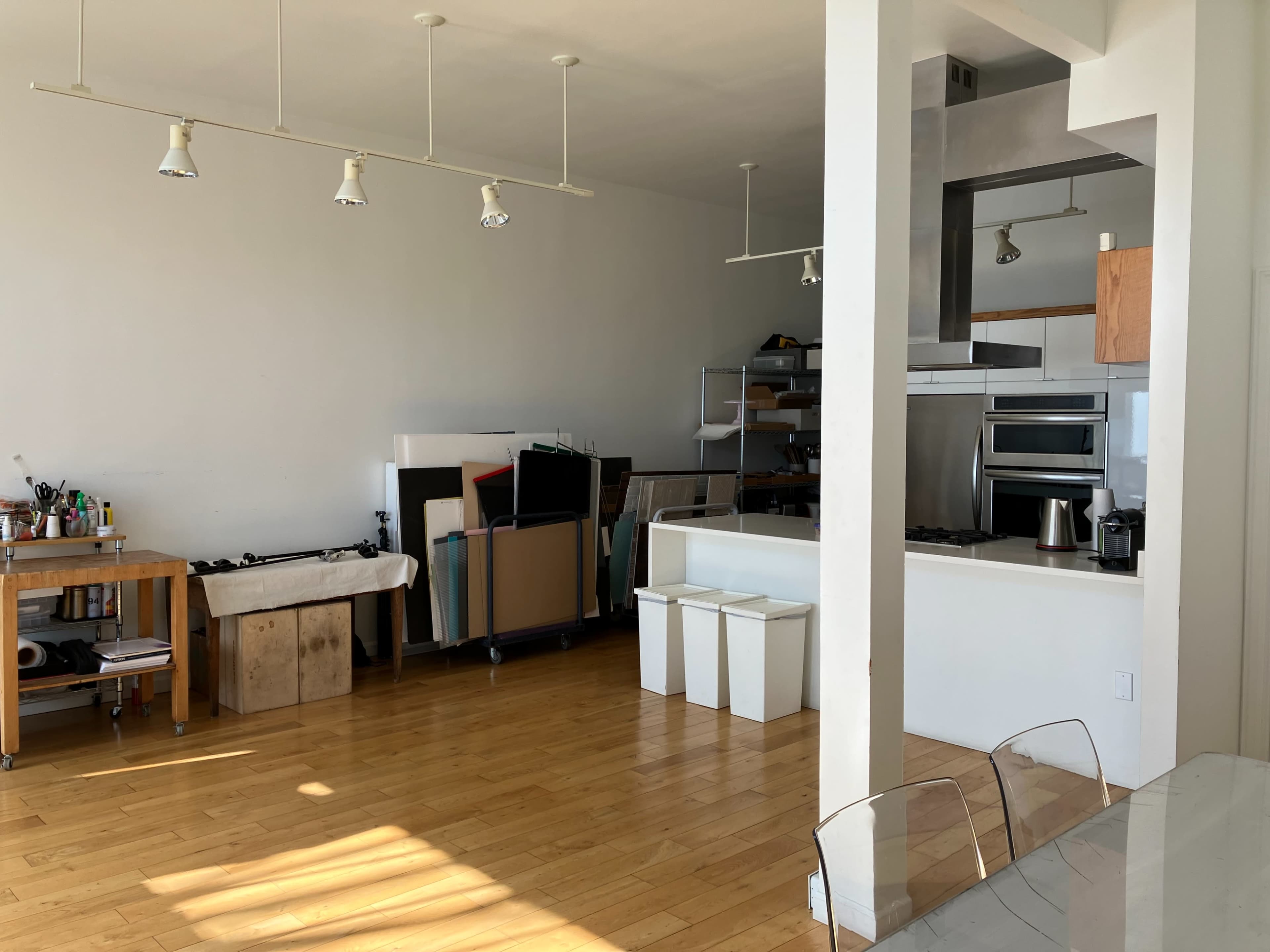 Photography studio with beautiful natural light near shopping and ocean Image in Northwest Berkeley, Berkeley, CA