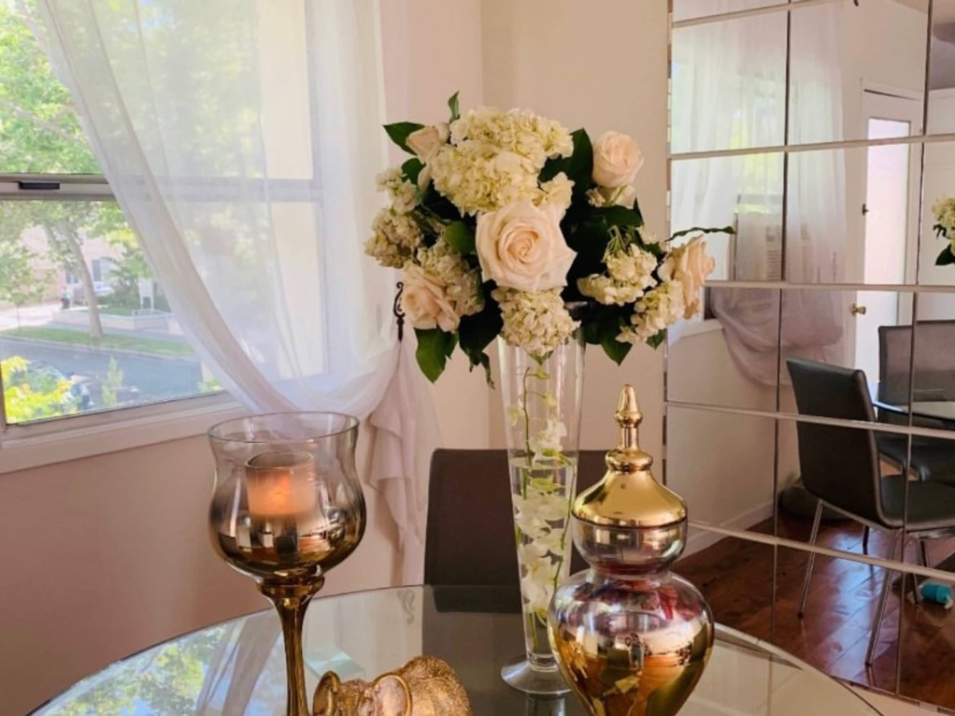 Flowers bowls decoration in the house 
