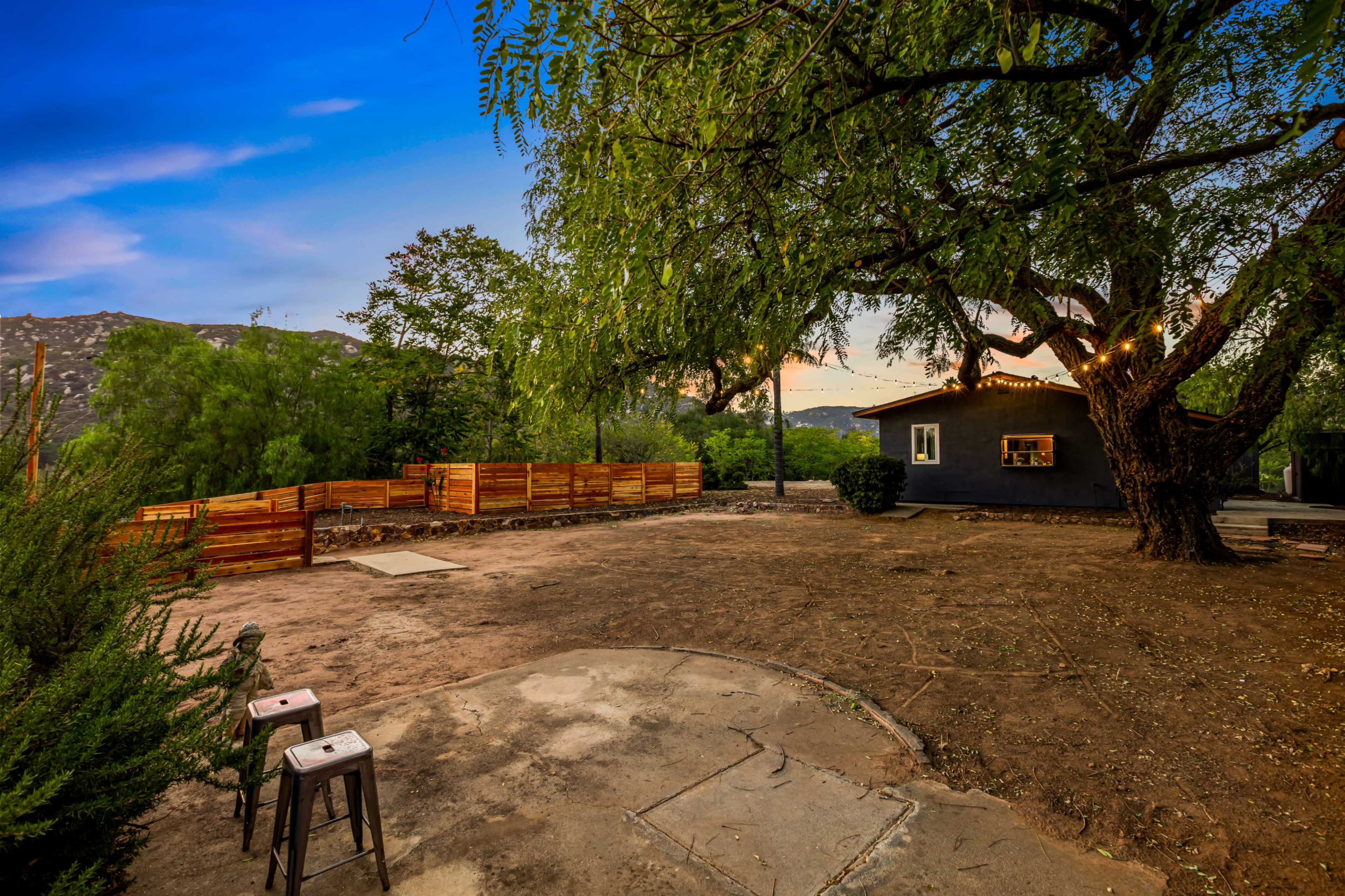 The Yellow Rose Inn Image in North Ridge, Escondido, CA