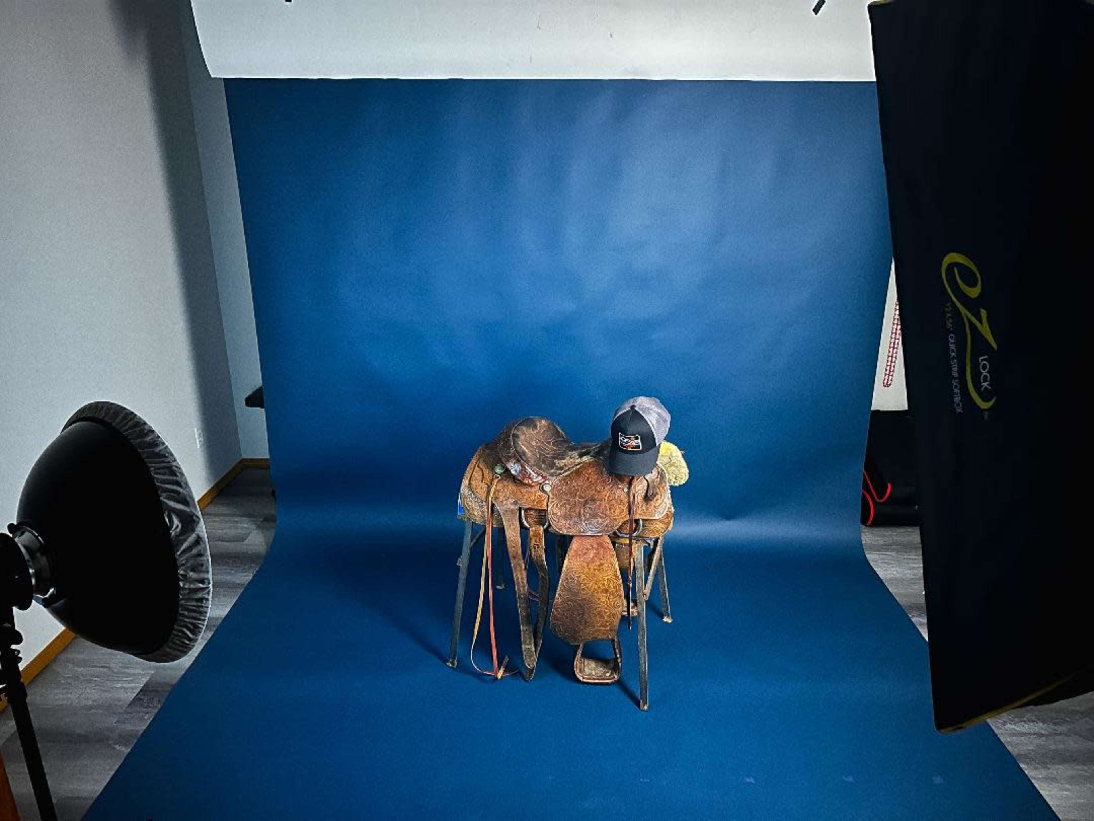 Double R Western Photography Studio – Comfortable Home Space Image in Orchards, Vancouver, WA