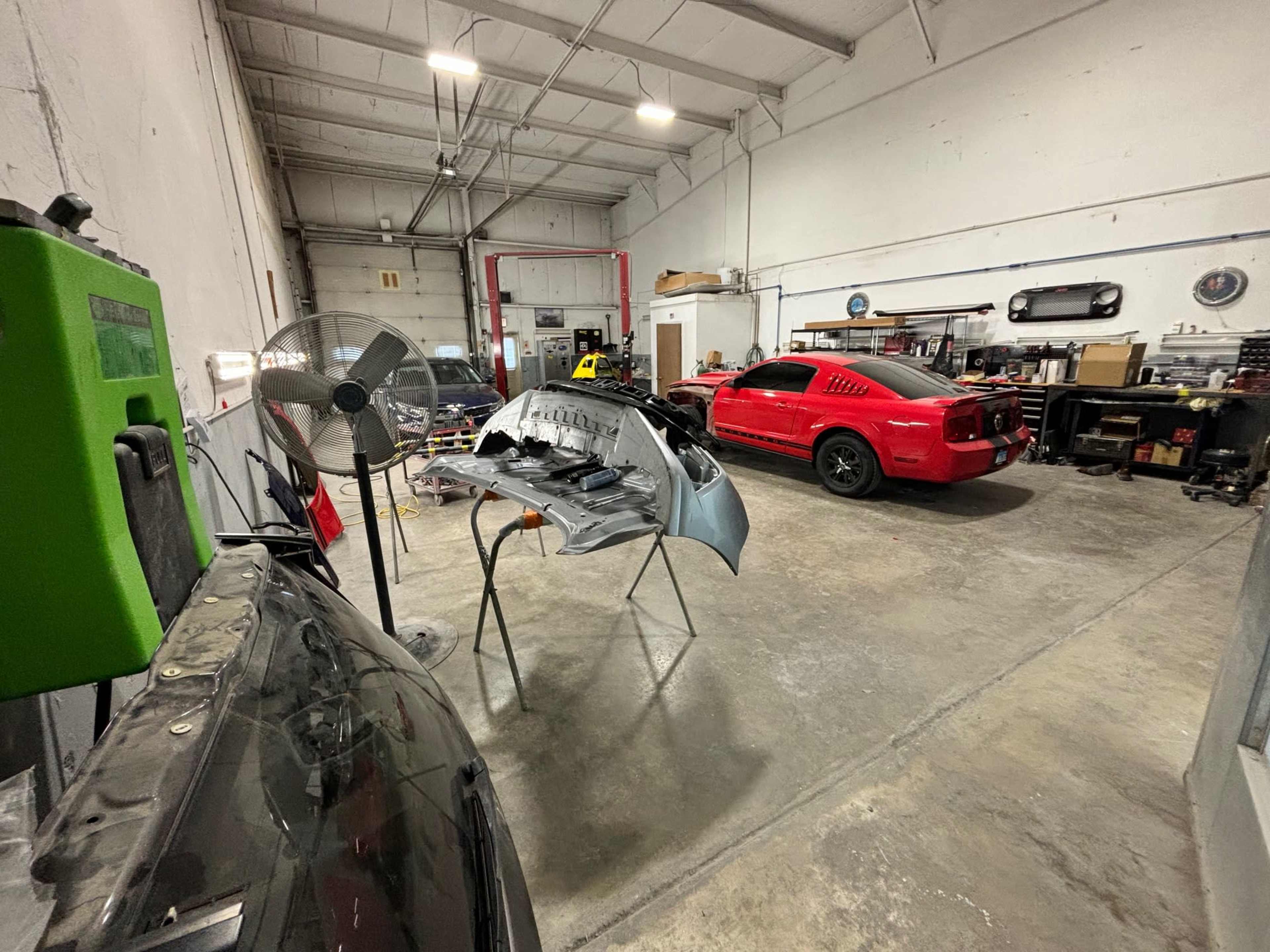 Clean Auto Shop with Full Size Office Image in Frankfort Township, Mokena, IL