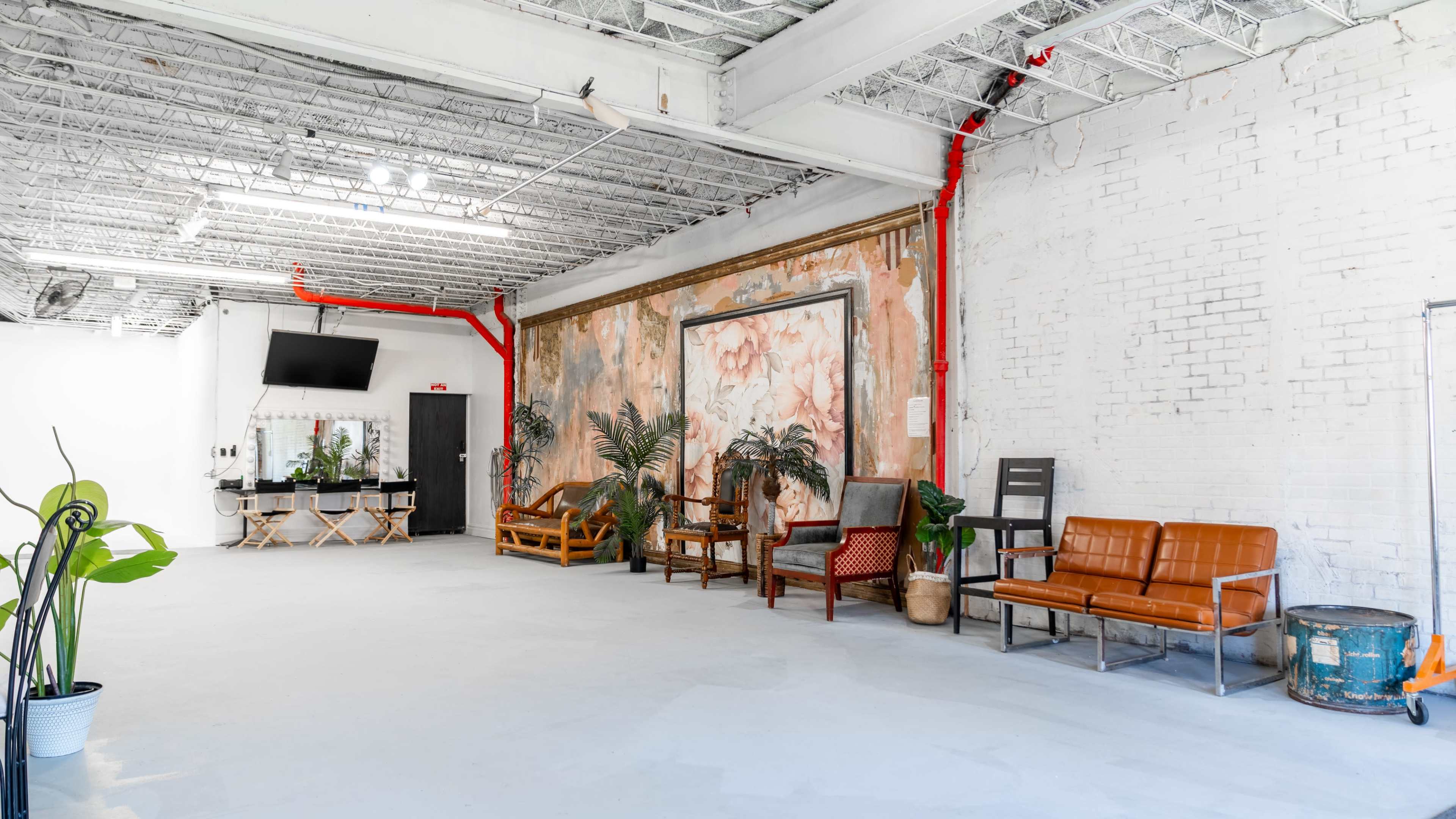Downtown Photography Studio with Open Floor Plan and Art Gallery Image in Lake Dot, Orlando, FL