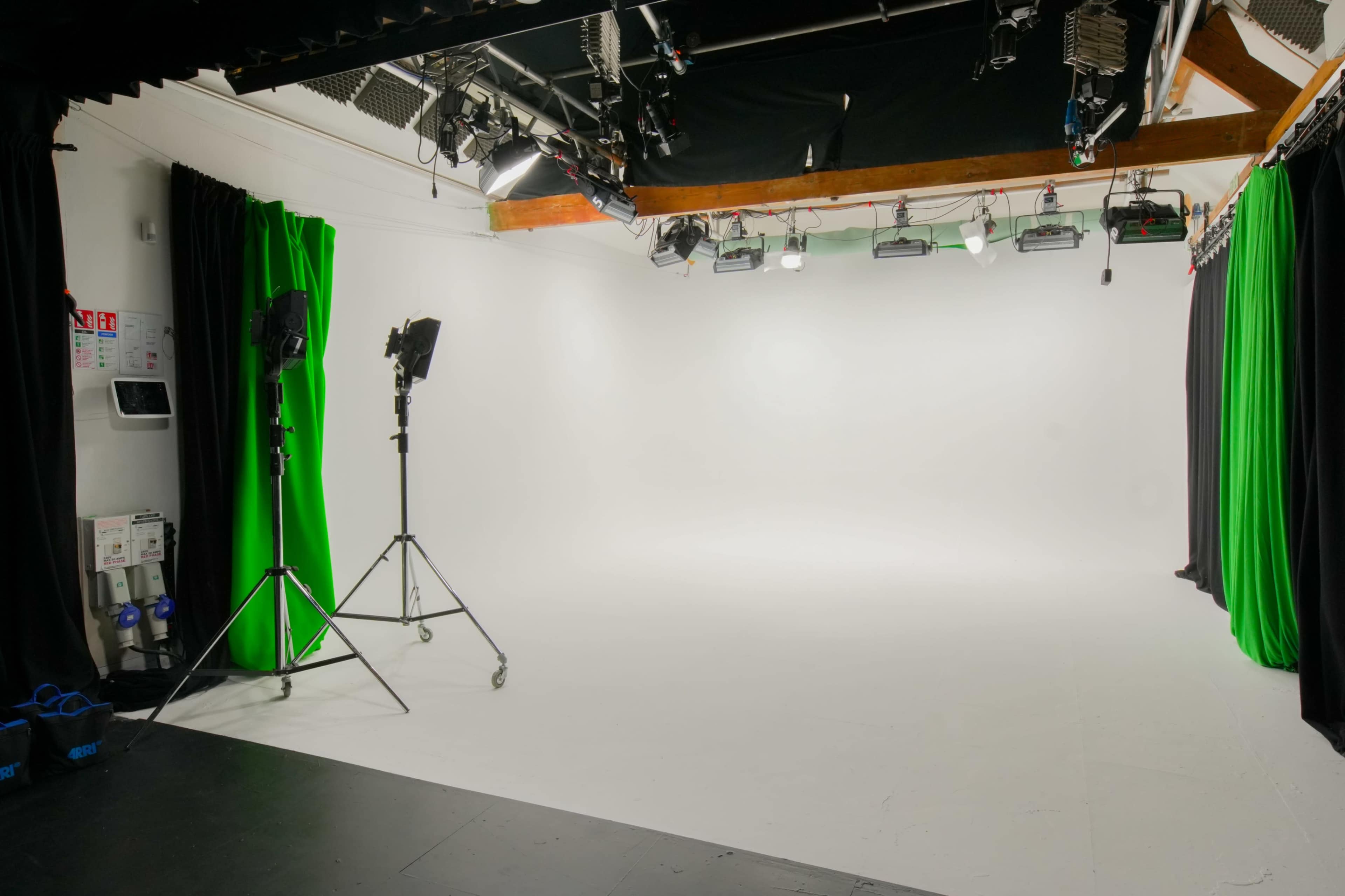 Green Screen / White Cove / Blackout Studio Image in Stratfield Mortimer, READING, ENG