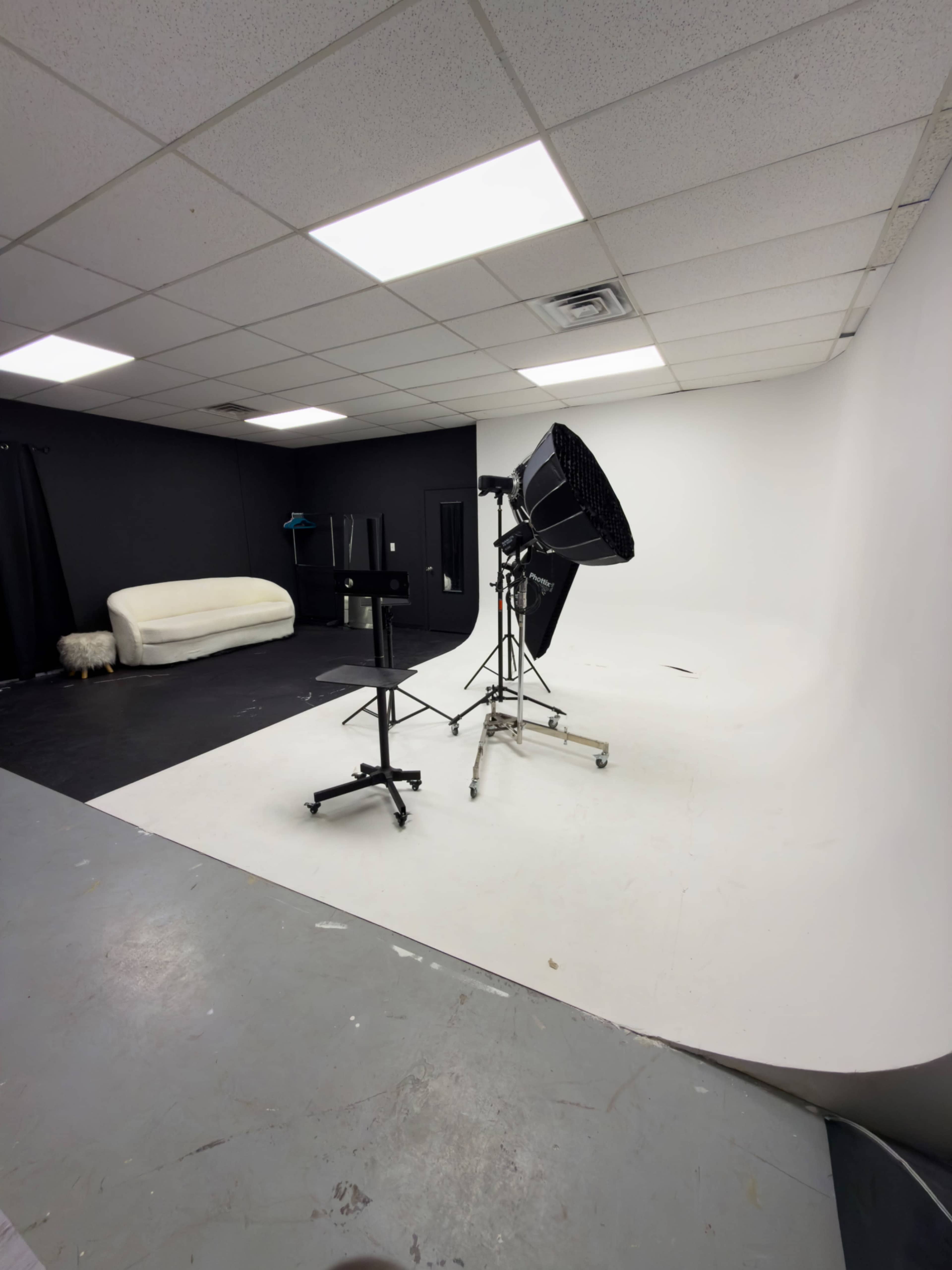 Modern Creative Studio in Houston’s Galleria District Image in Gulfton, Houston, TX