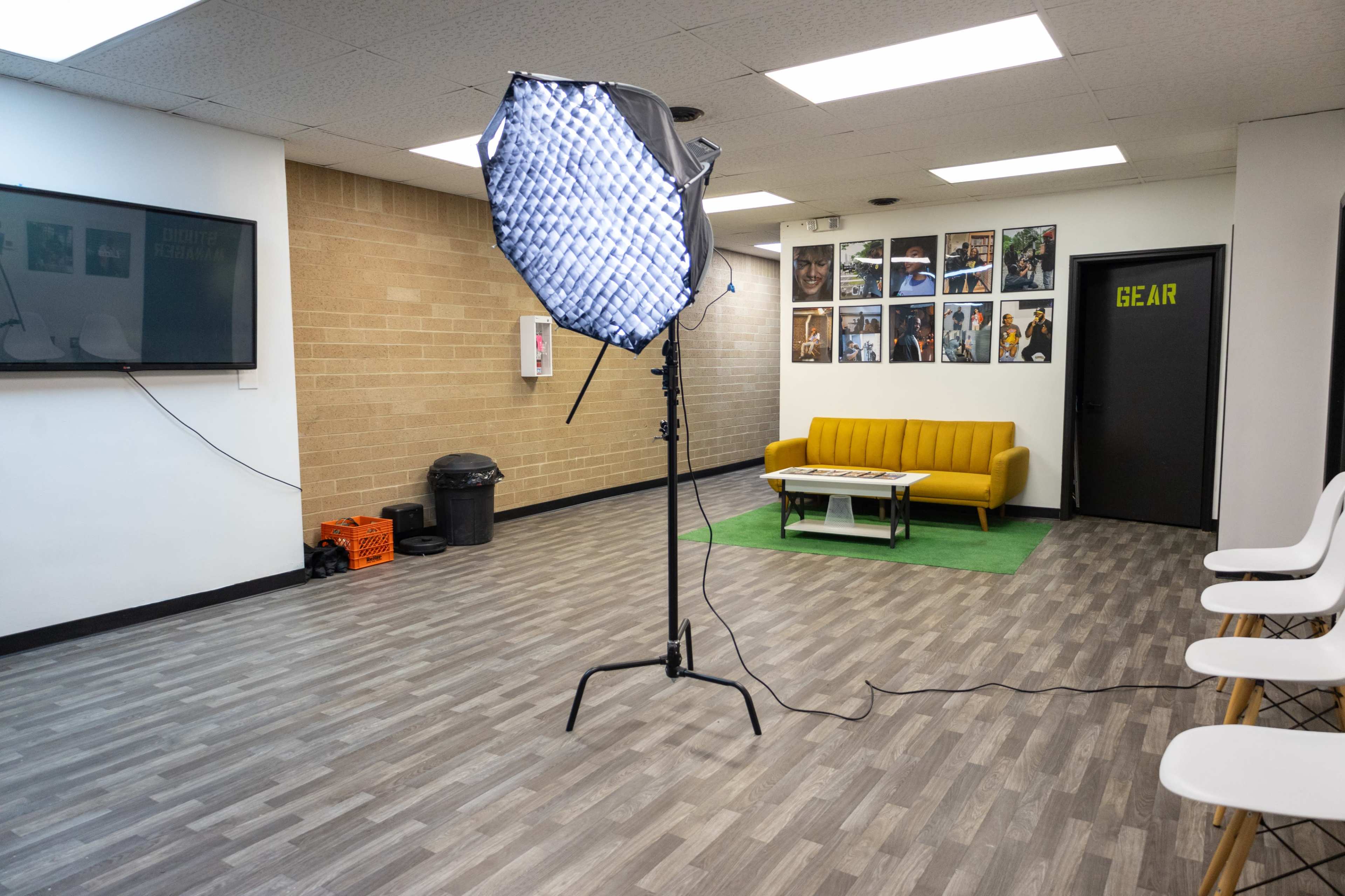 Modern Creative Studio on Cleveland Westside – STUDIO A Backdrops, Pro Lighting & More! Image in Brooklyn Heights, Cleveland, OH
