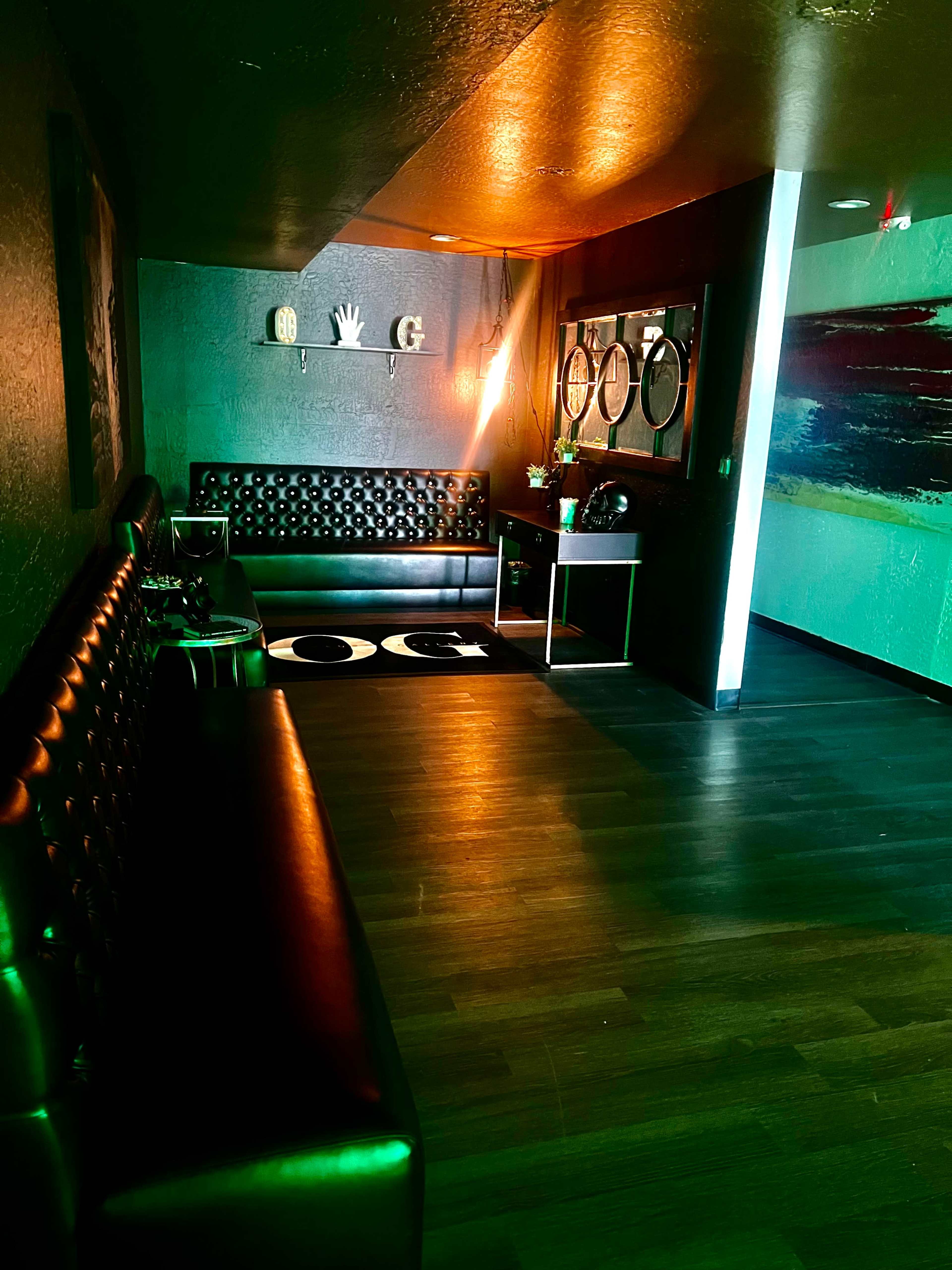 Overlush Gallery Lounge Image in Paradise Valley Village, Phoenix, AZ