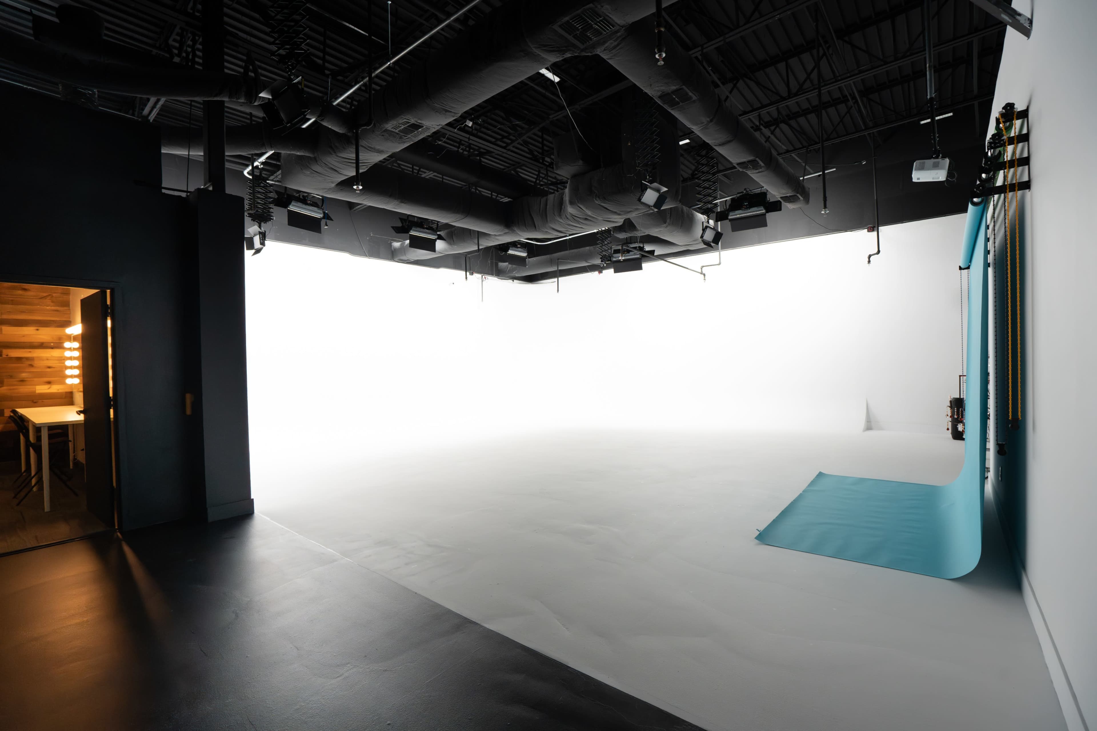 Luxury Photography Studio with Professional Lighting Image in Oak Ridge, Orlando, FL