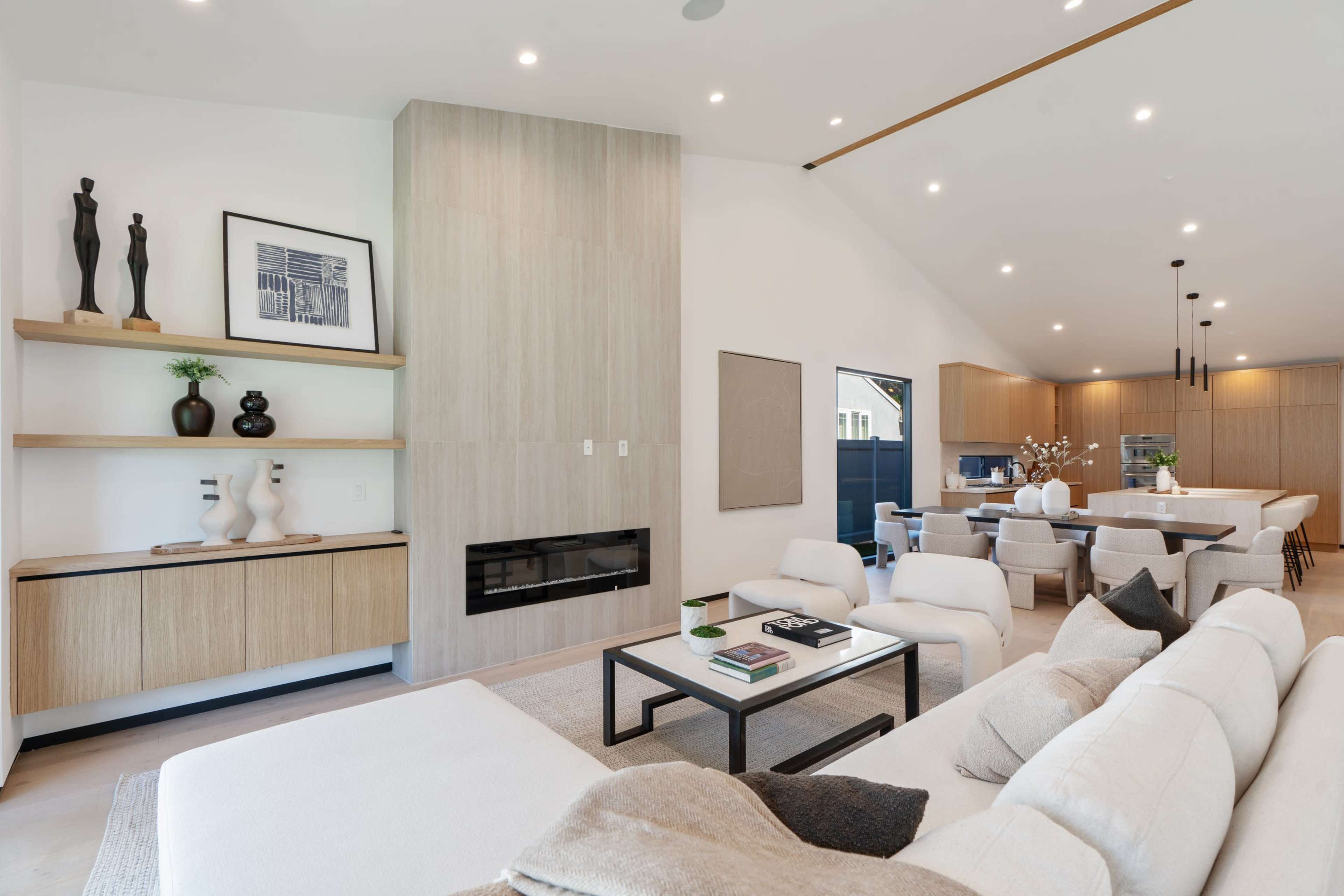 WARM WOOD MODERN WITH SEAMLESS INDOOR-OUTDOOR FLOW Image in Sherman Oaks, Los Angeles, CA