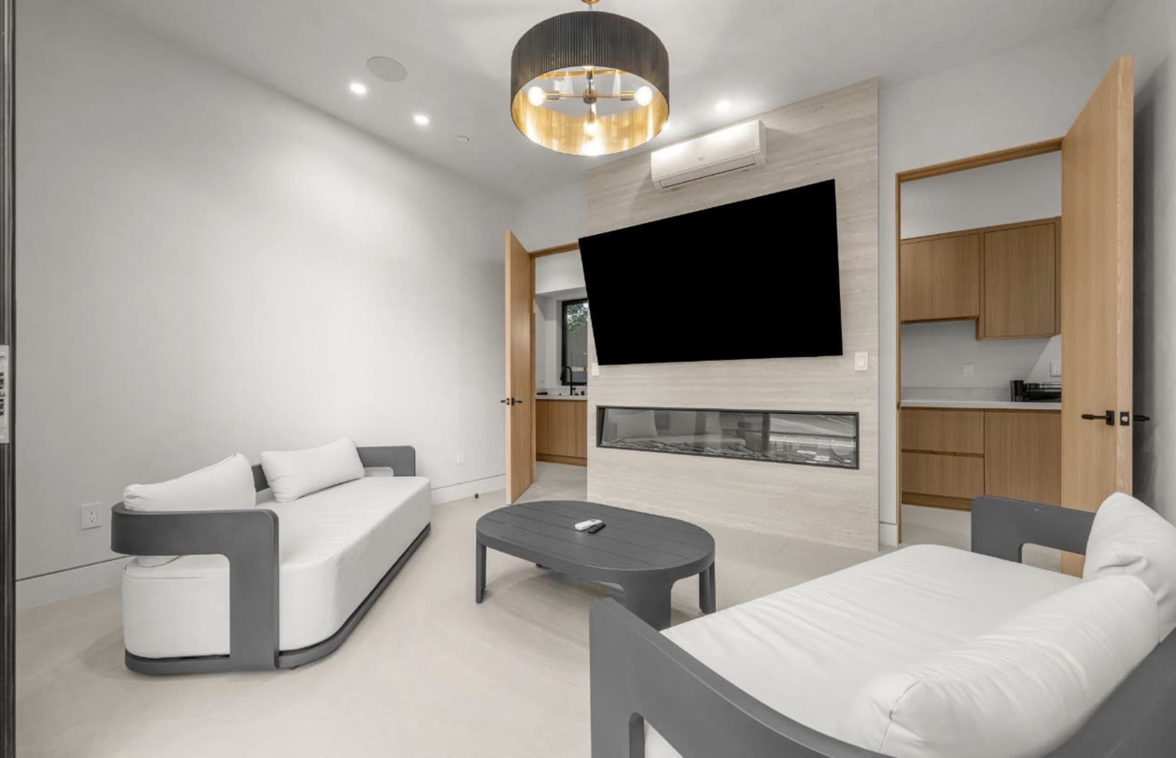 Luxury Home for Film, Events & Creative Projects Image in Encino, Encino, CA