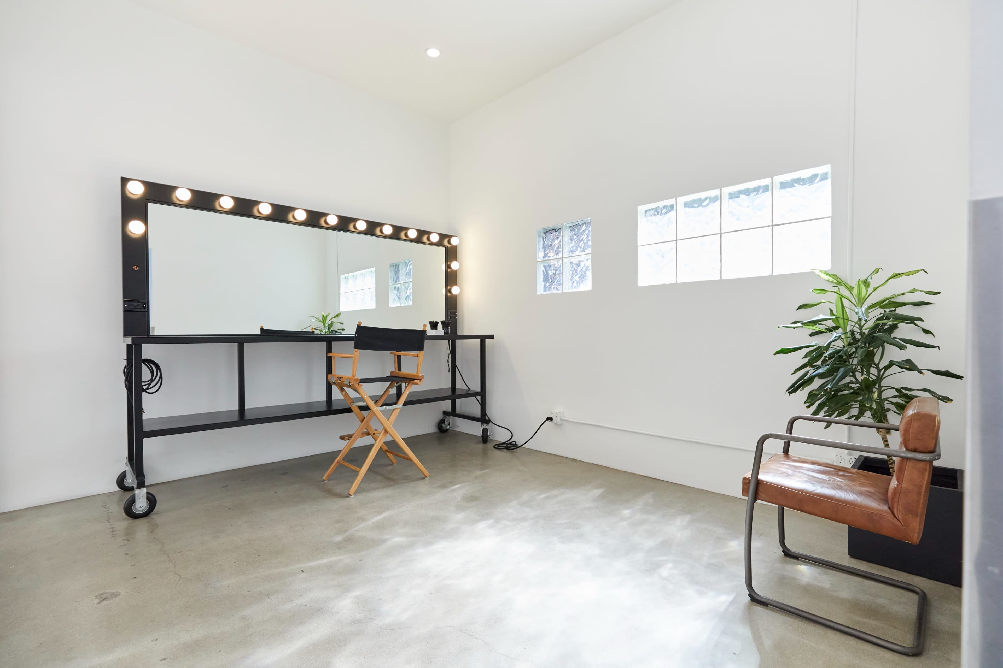STUDIO 5 | Modern Studio in West Hollywood, VIP Green Room, Cyc & Parking Image in Central LA, Los Angeles, CA