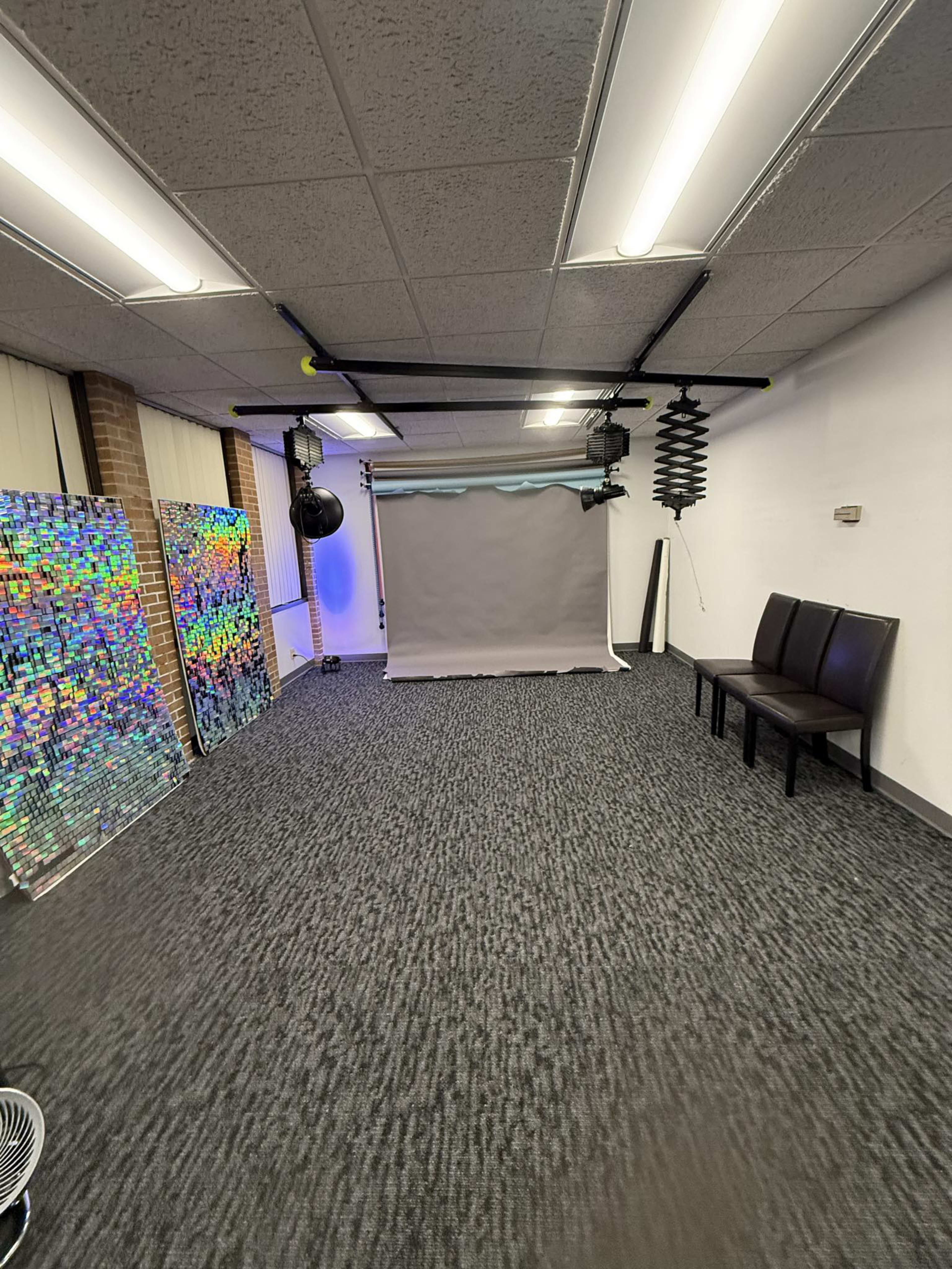 Photography Studio Office Space in O'hare Image in Maine Township, Des Plaines, IL