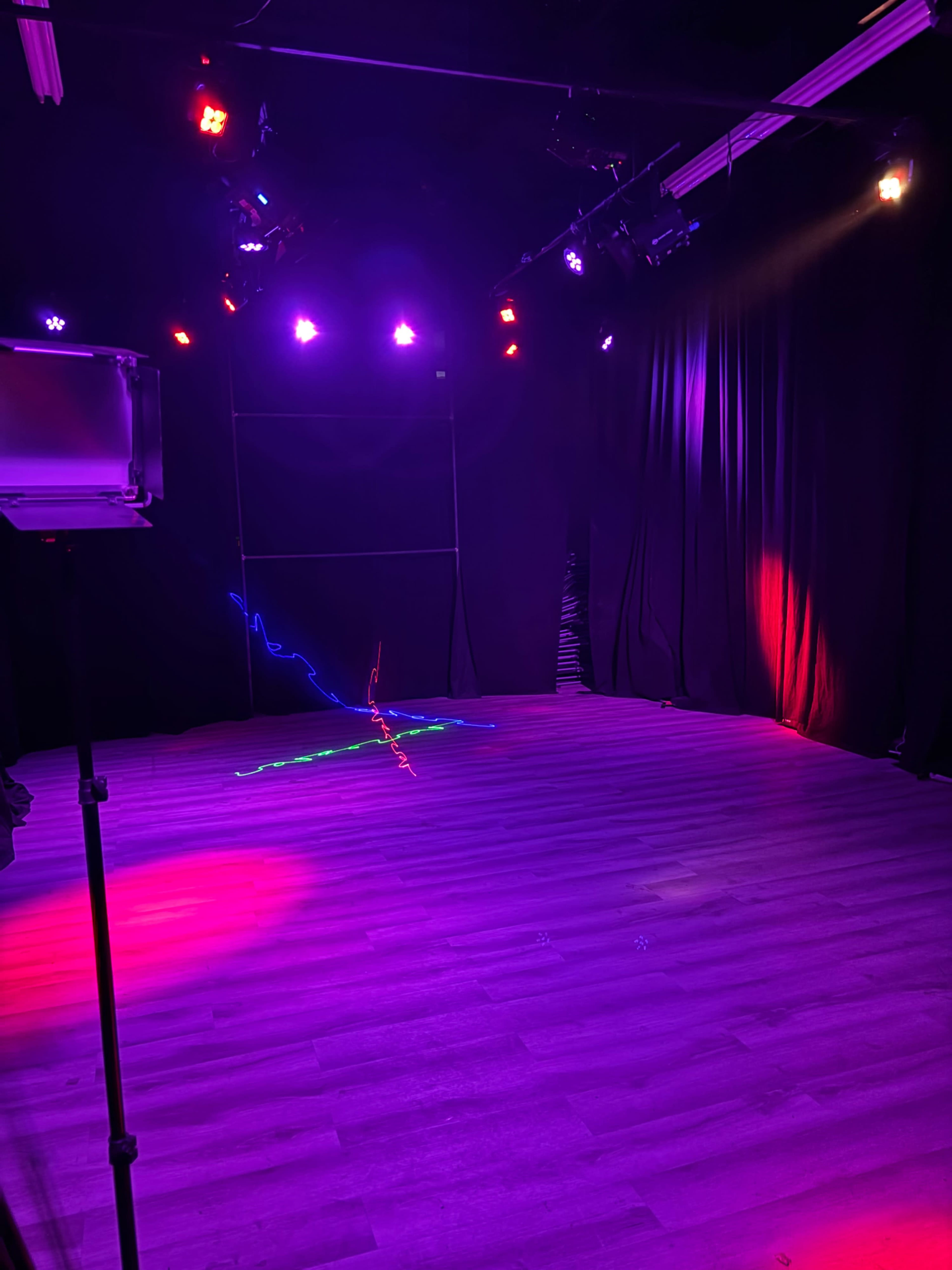 Enhanced lighting 360 blackout curtain film studio Image in Scarborough City Centre, Scarborough, ON