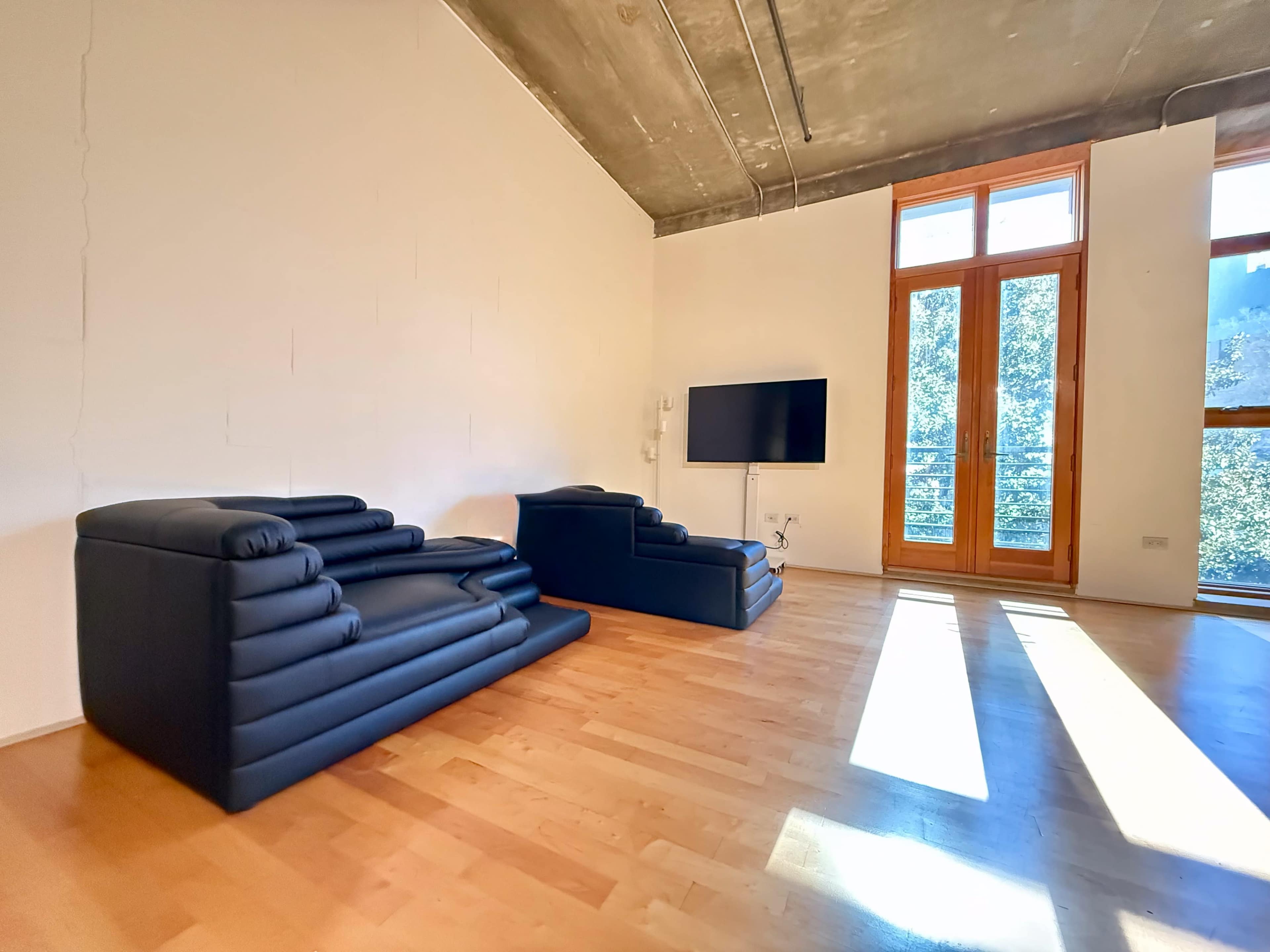 Minimalist Photo Studio w/ Backdrops & Cozy Lounge - Perfect for Creatives Image in Downtown Atlanta, Atlanta, GA