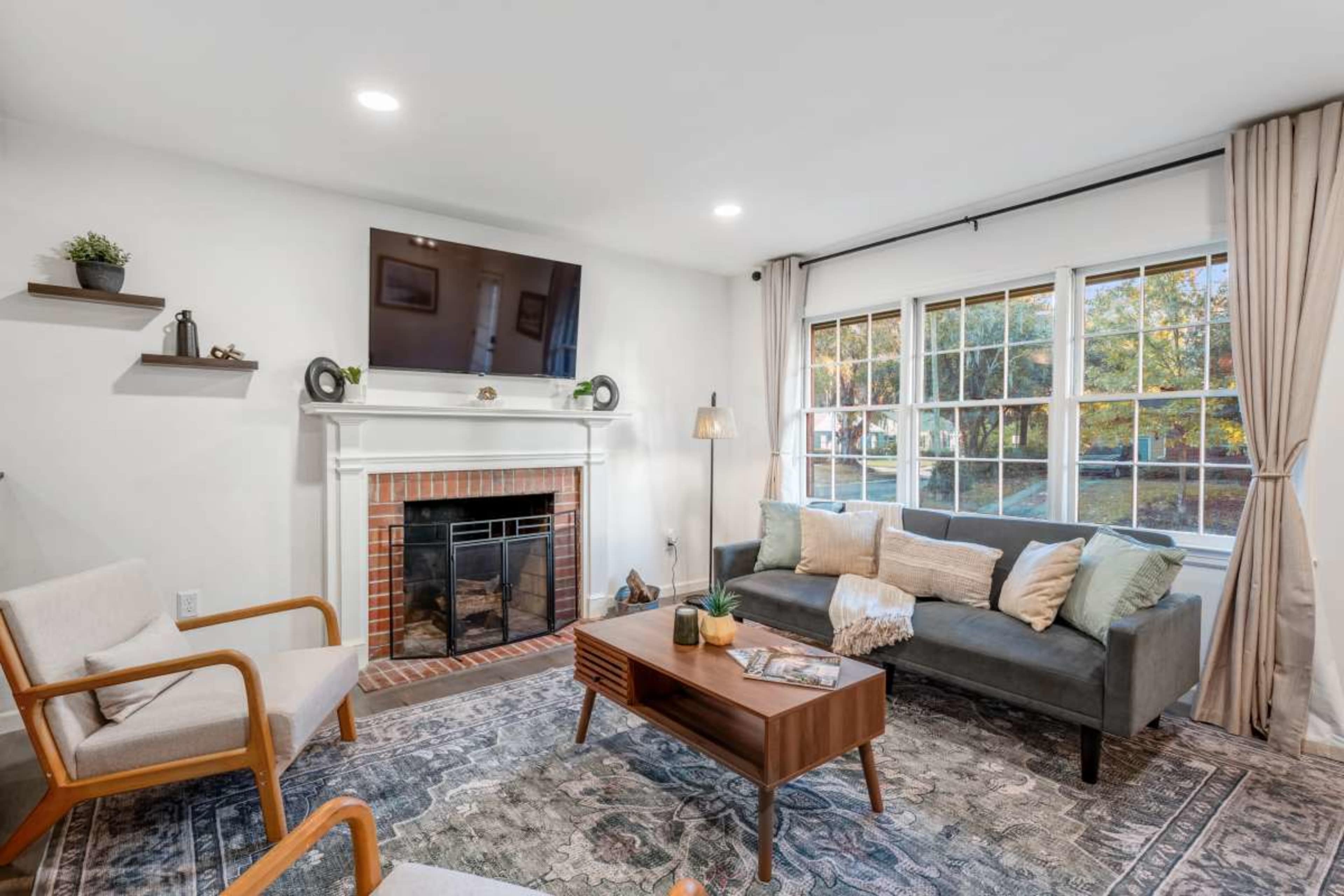 Midtown Luxury Bungalow - Fully Fenced - Adorable 1950's Brick Image in Live Oak, Savannah, GA