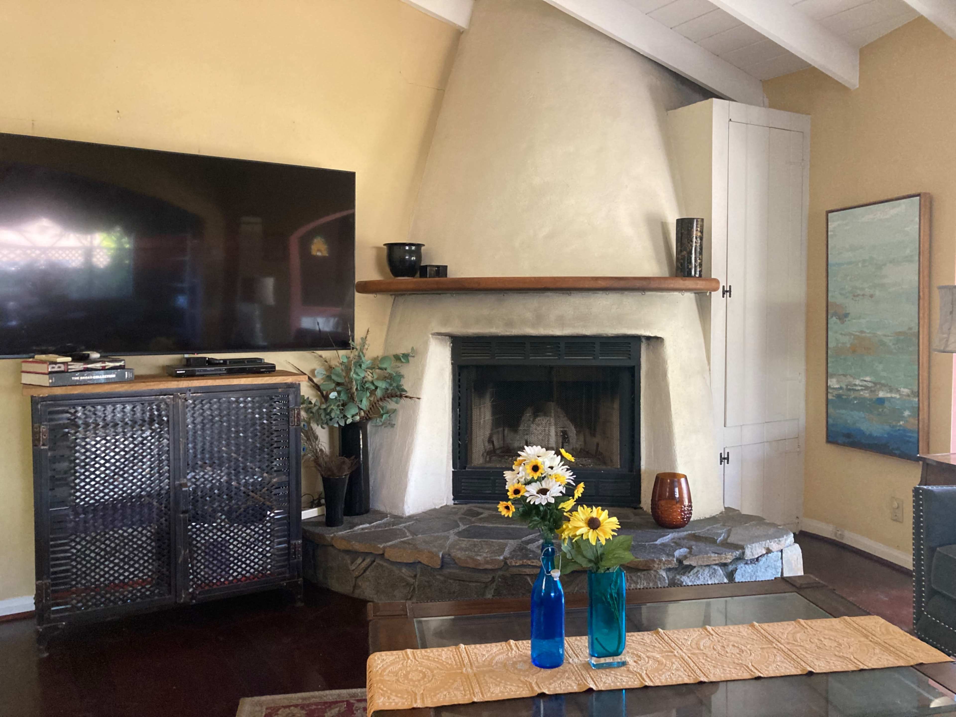 “Tarzana Love Nest” Cute, cuddly, homey, Cape Cod in exclusive Los Angeles Image in Tarzana, Tarzana, CA