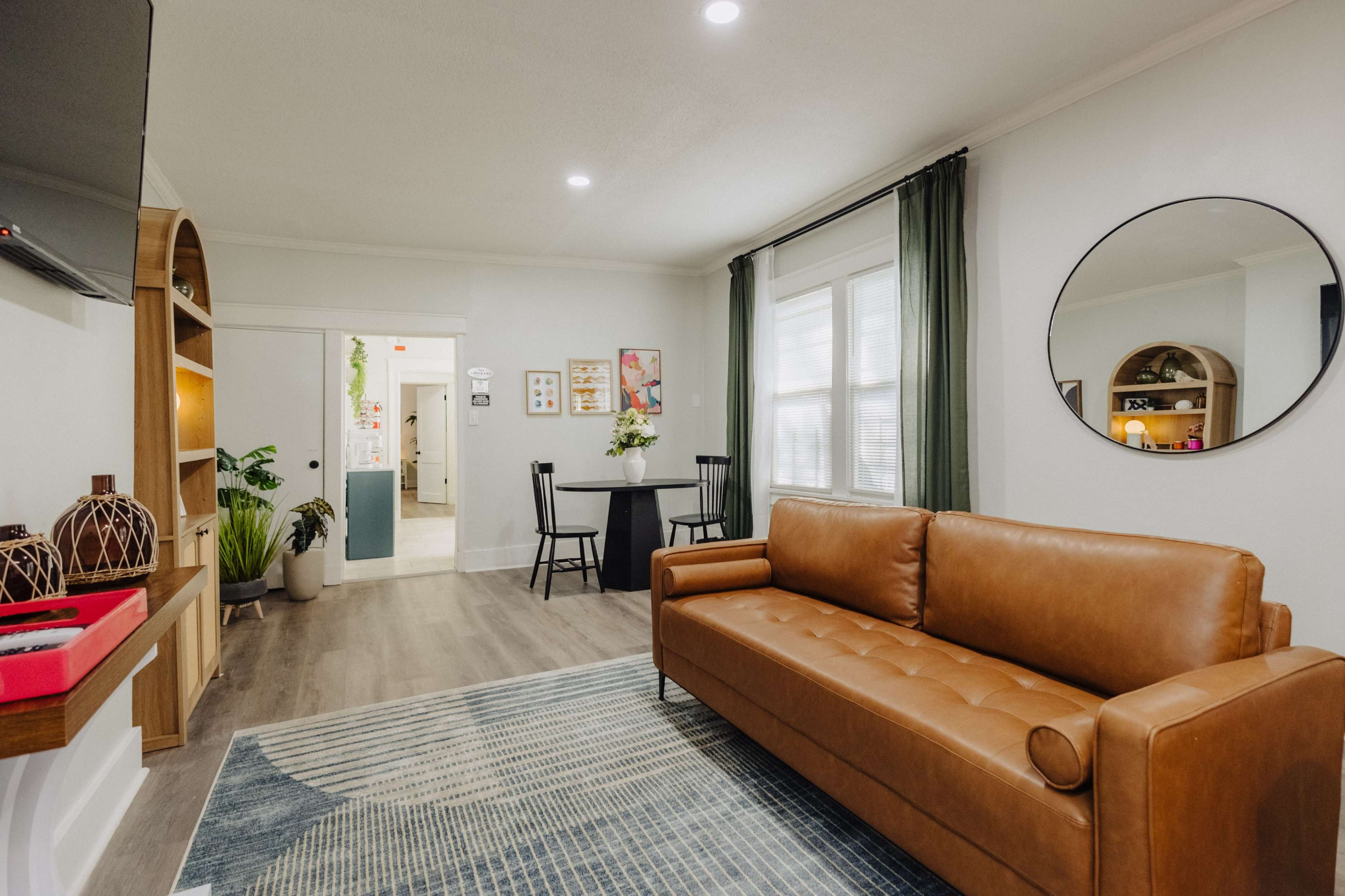 Centrally Located King Bed Midtown Memphis Liberty 2695 Image in East Memphis, Memphis, TN