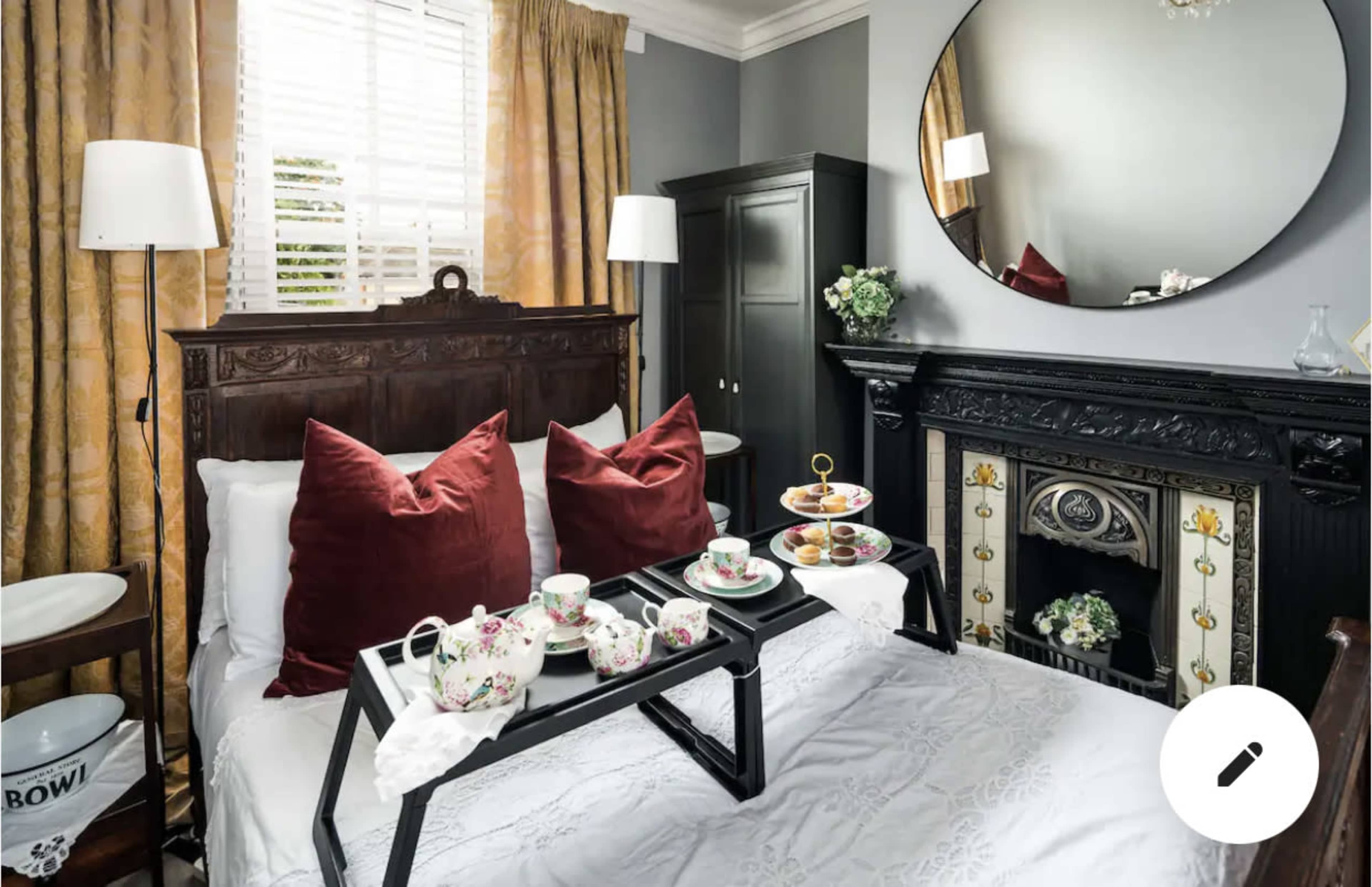Charming Period-Style Studio with Lace Detailing and Clawfoot Bathtub Image in Woolwich, London, ENG