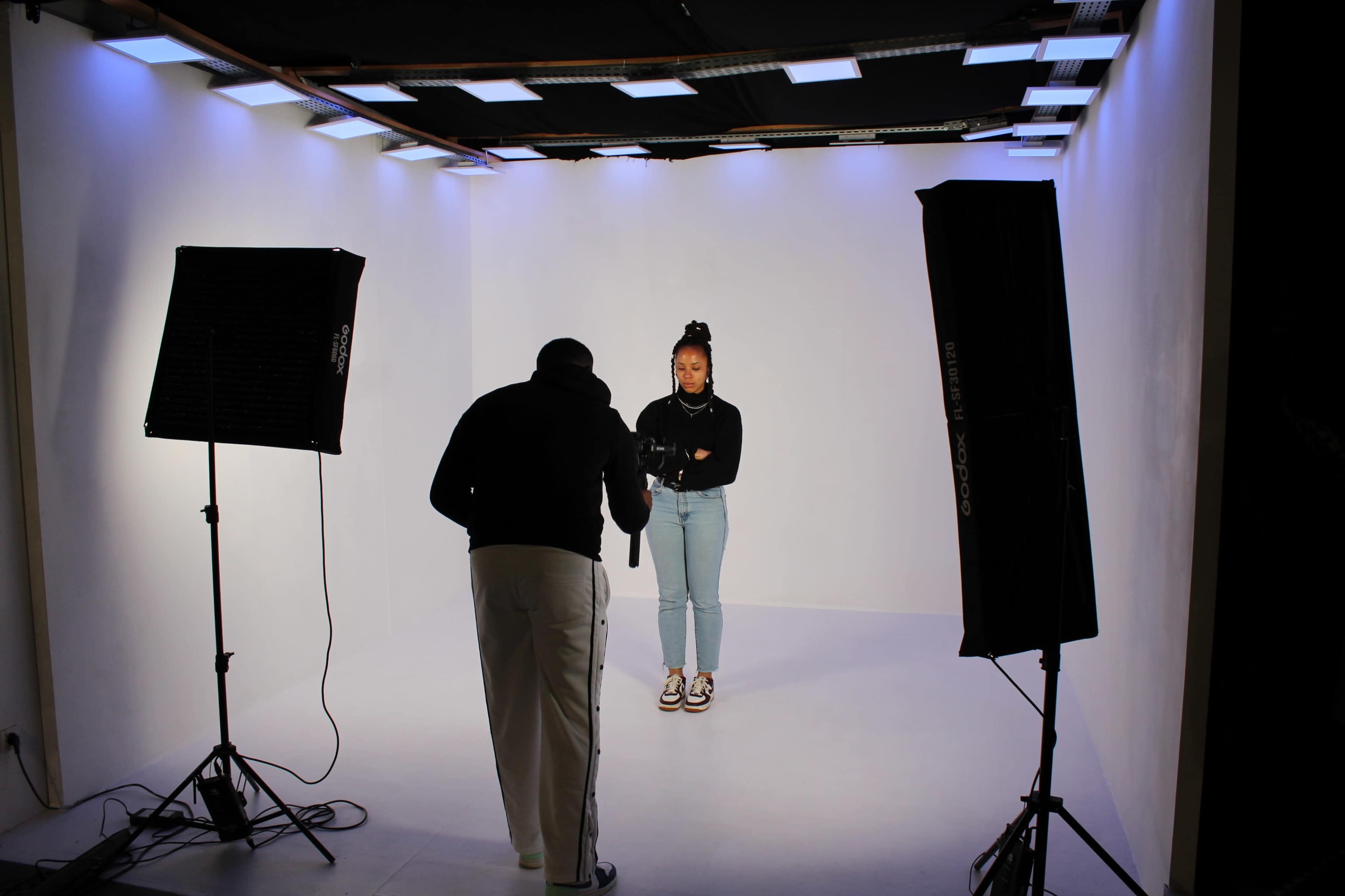 Photo studio Paris / Artist studio with incredible natural Light and available set design Image dans Montmartre, Pantin, 
