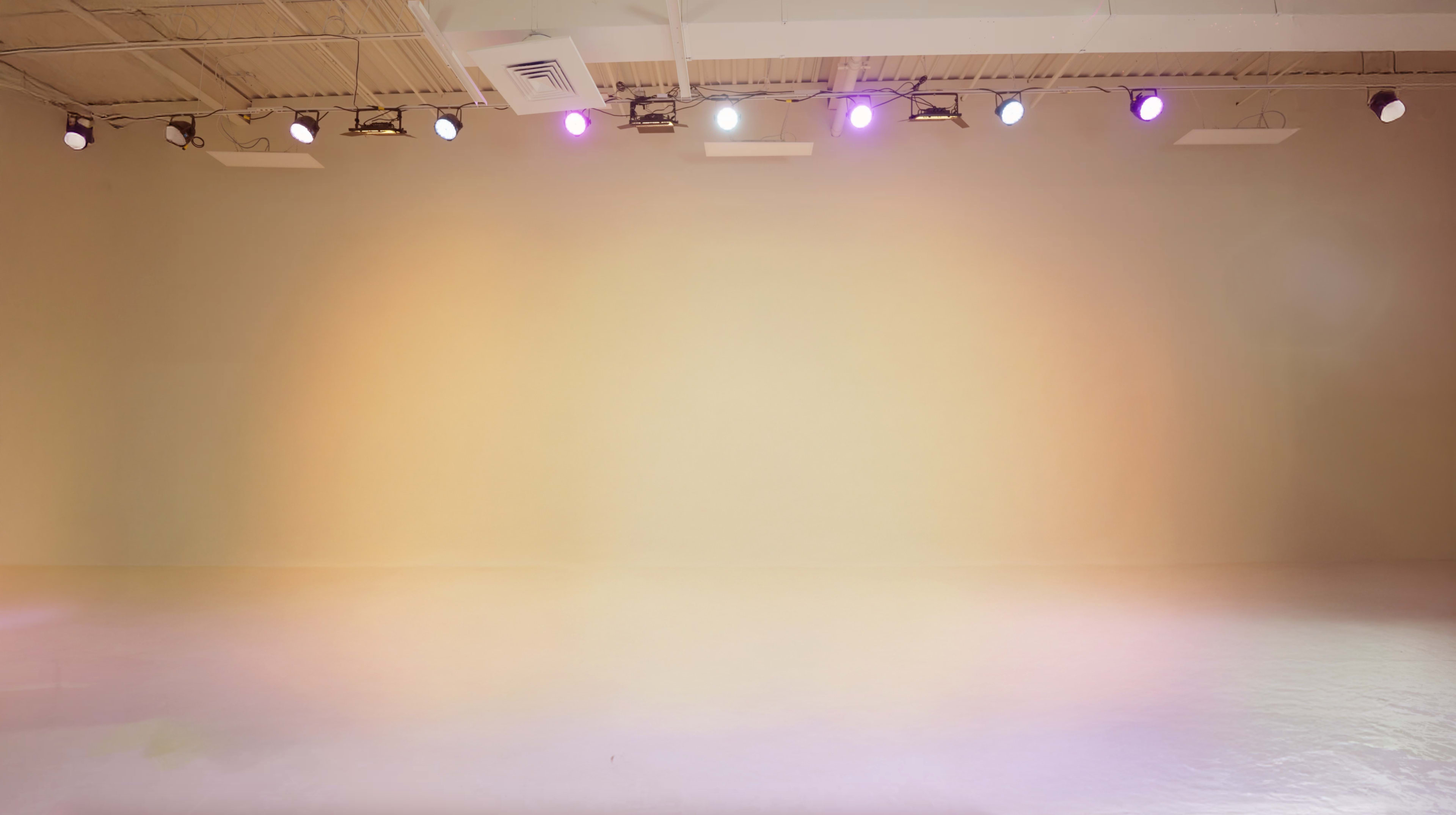 Bright Open Studio in Markham — Mirrors, Adjustable Top Lighting, Large Space Image in Markham, toronto, ON