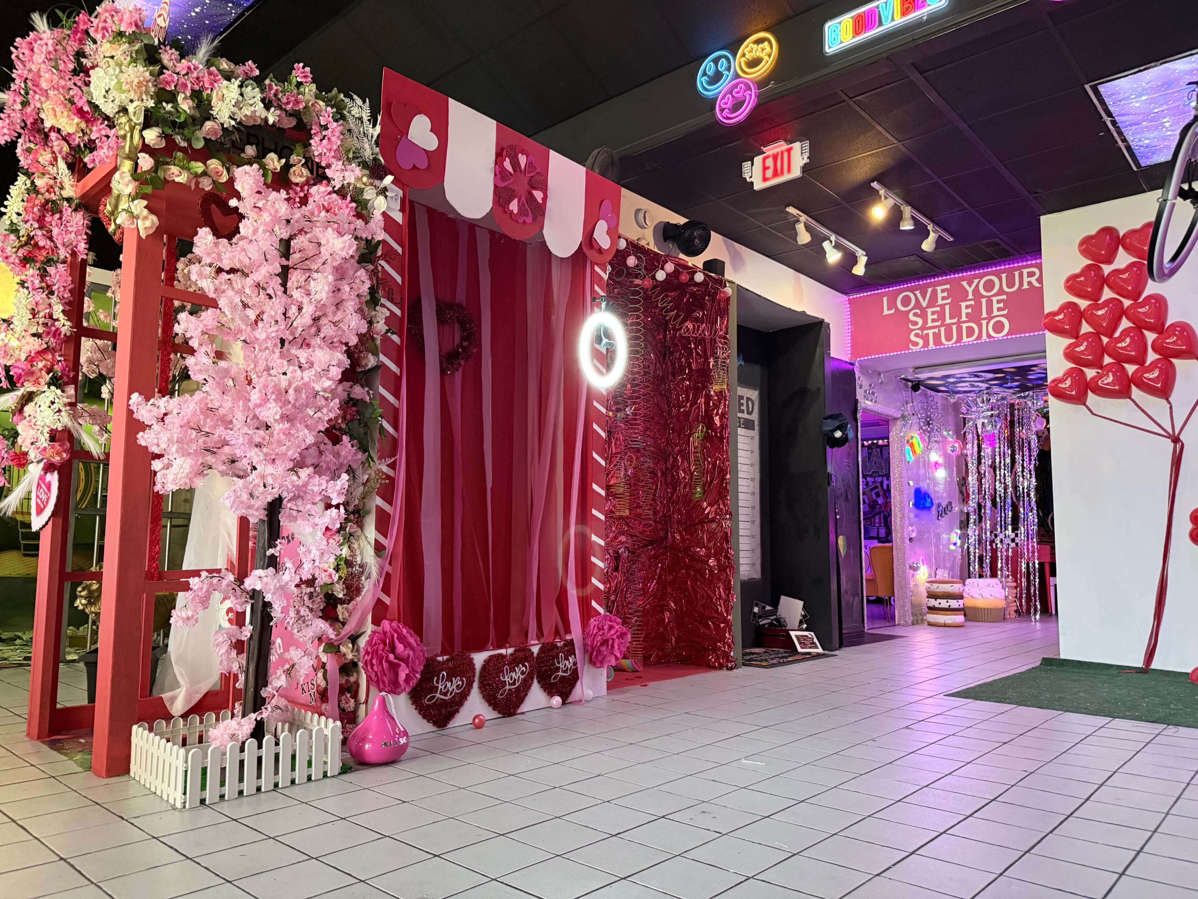 Local Selfie photo studio with 28 different photo sets Image in Port Charlotte, Port Charlotte, FL