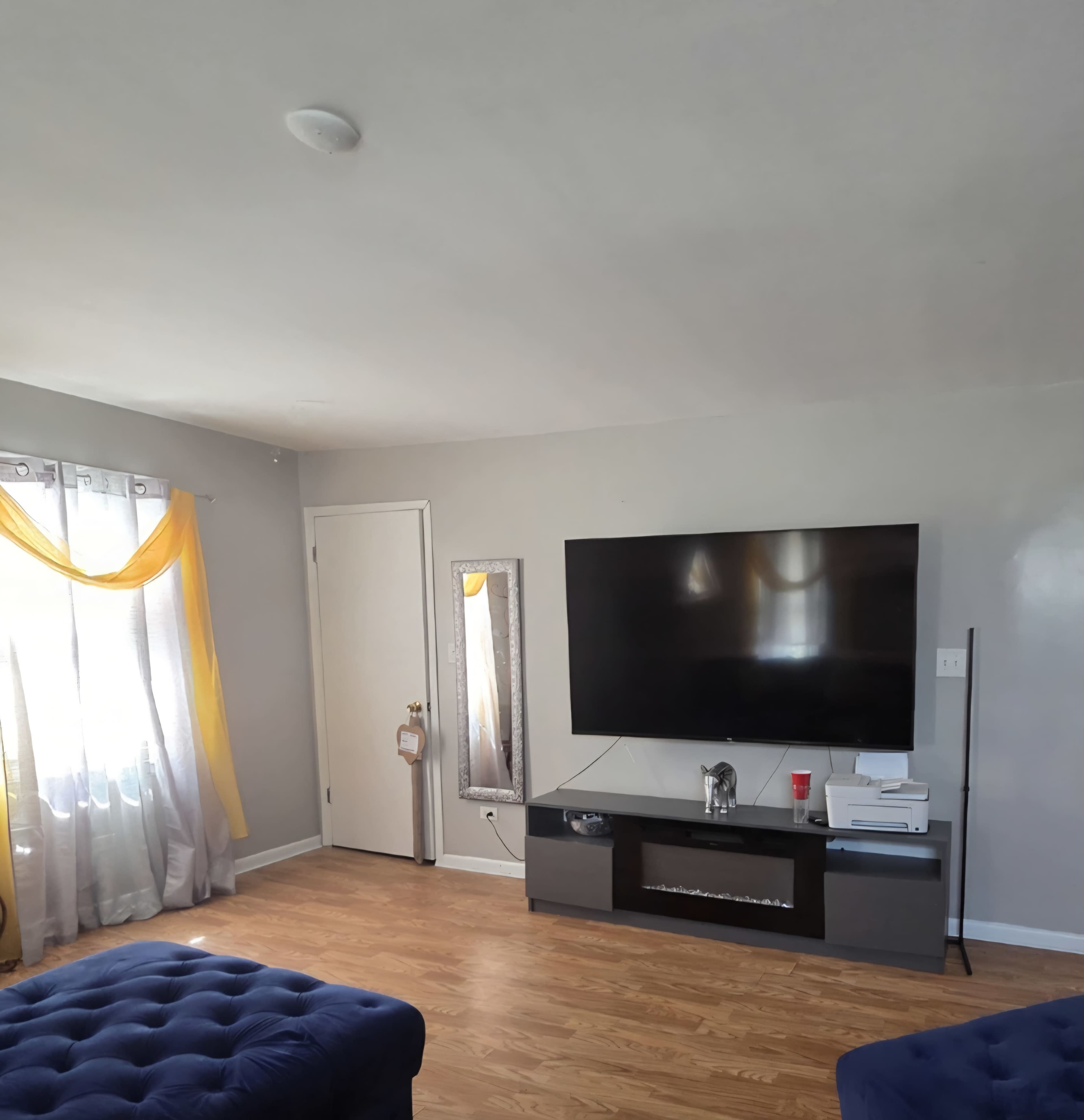 Warm, Inviting unit Ideal for Meetings, Shoots, or Intimate Gatherings Image in Calumet Township, CALUMET PARK, IL