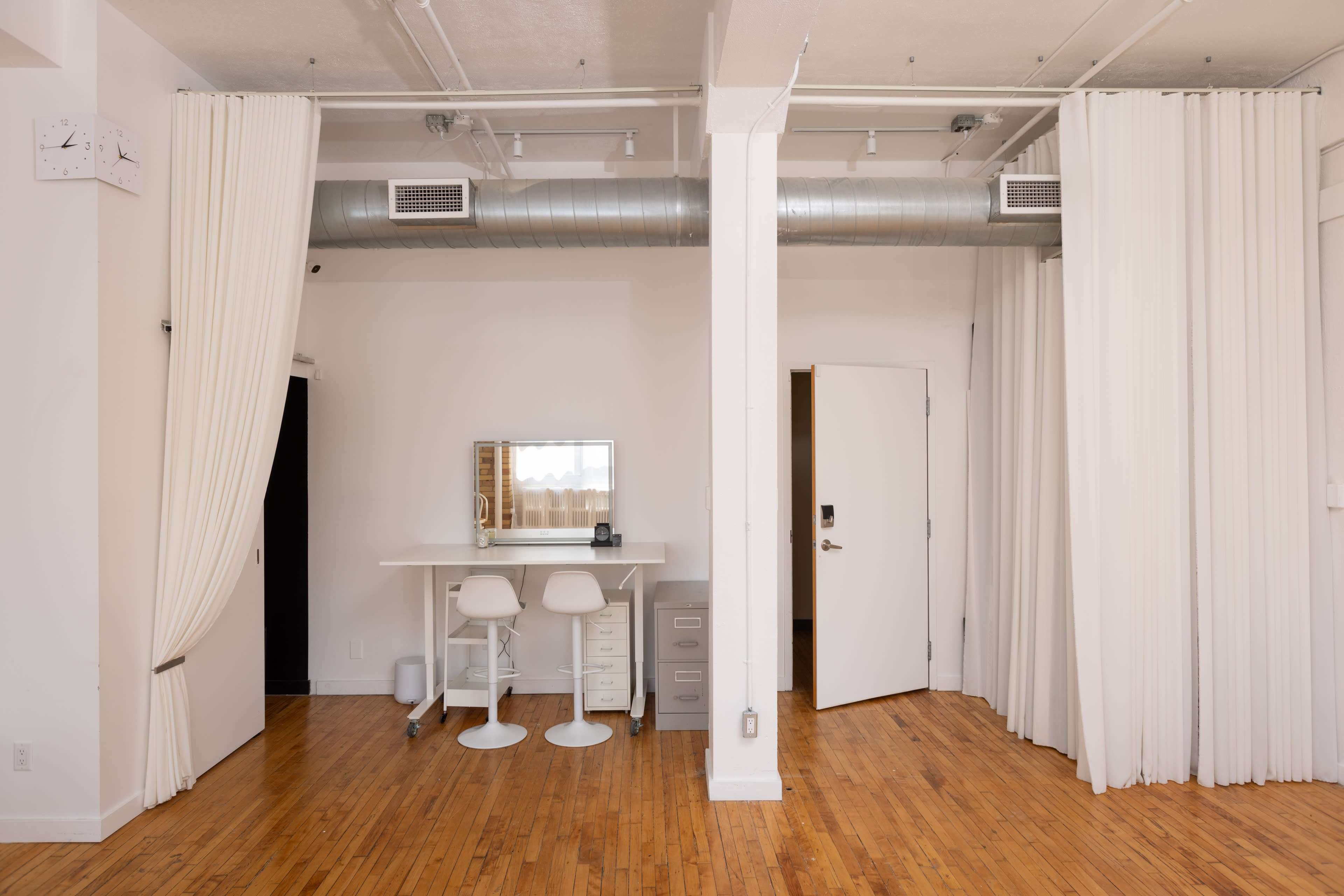 Downtown 750 sq. ft. Studio with Kitchen. South facing windows Image in Kensington-Chinatown, Toronto, ON
