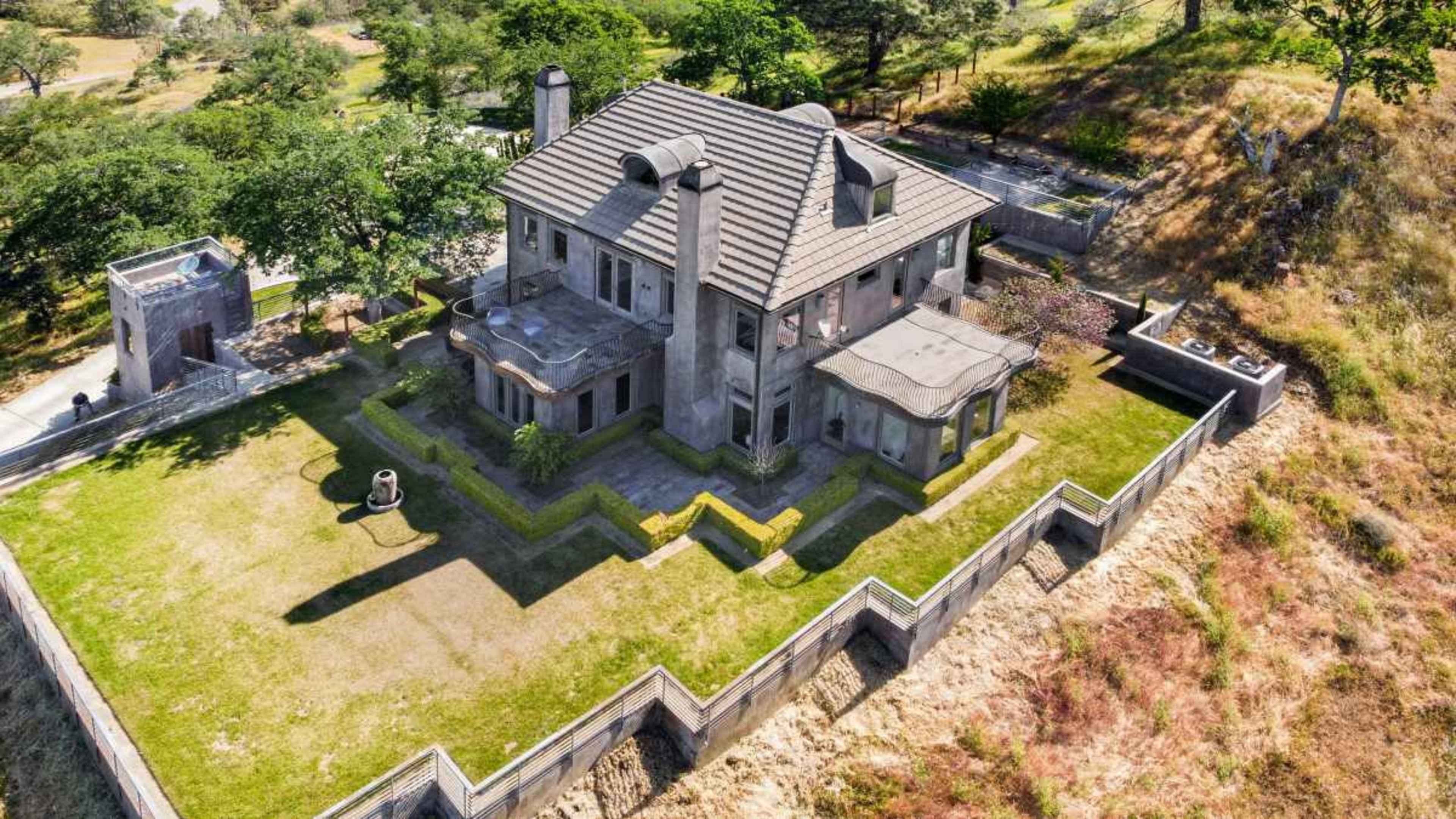 Luxurious and private villa nestled in the Sierra Mountains, overlooking the serene Millerton Lake. Image in , Friant, CA