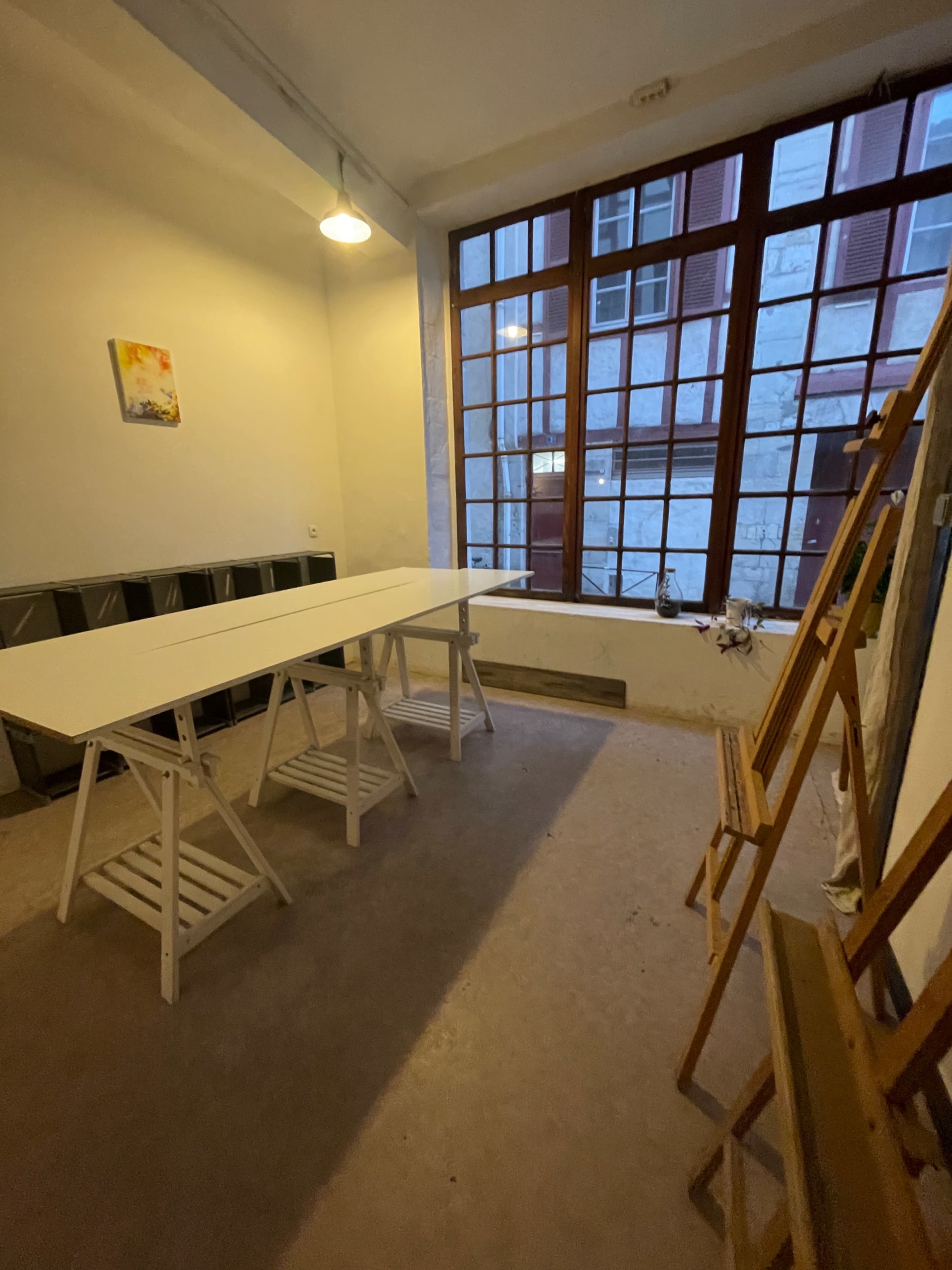 Atelier lumineux dans le quartier historique de Bayonne, près de la Cathédrale Image in , Bayonne