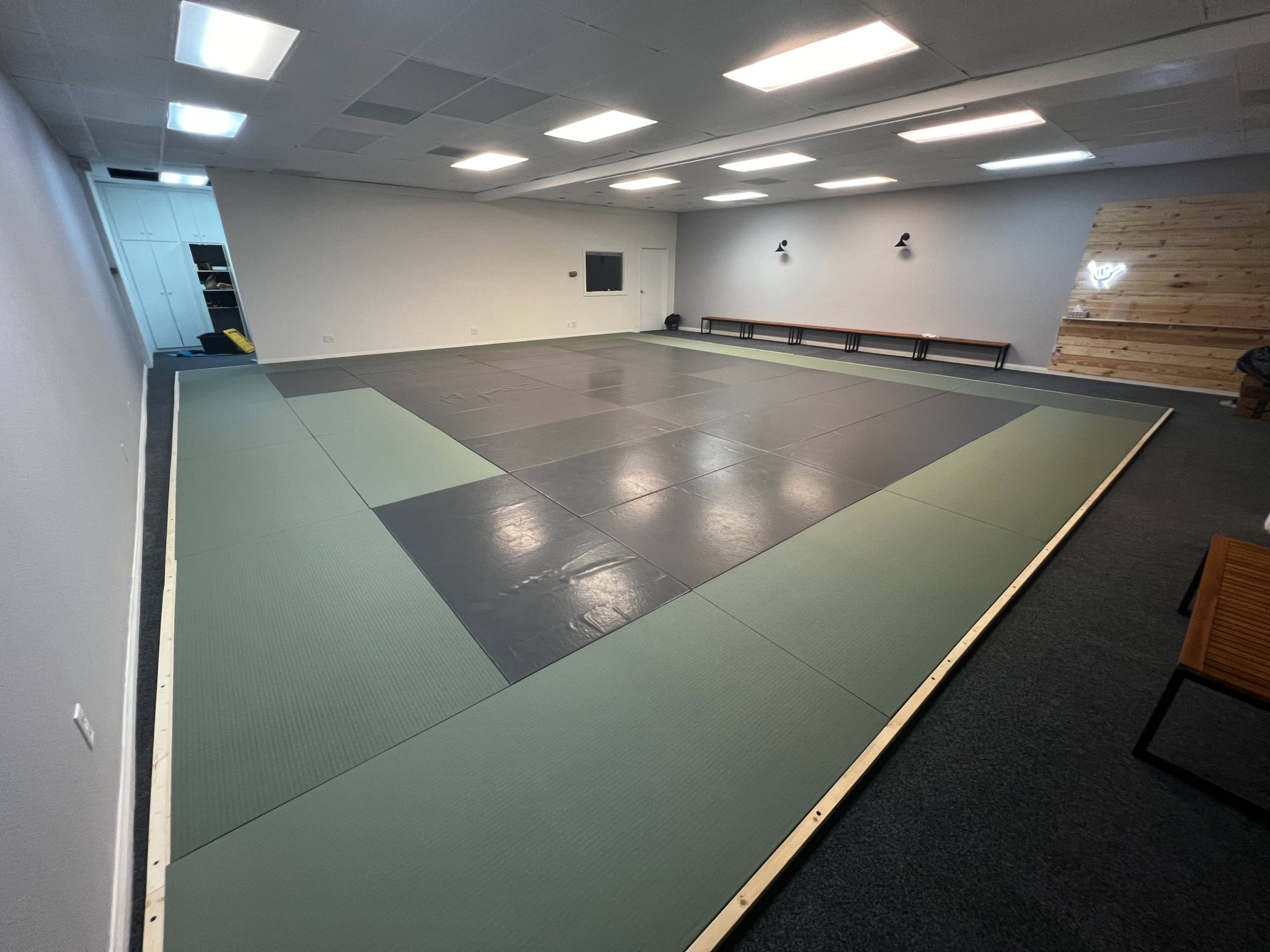 Martial arts gym with large mat space. Image in Saugus, Santa Clarita, CA