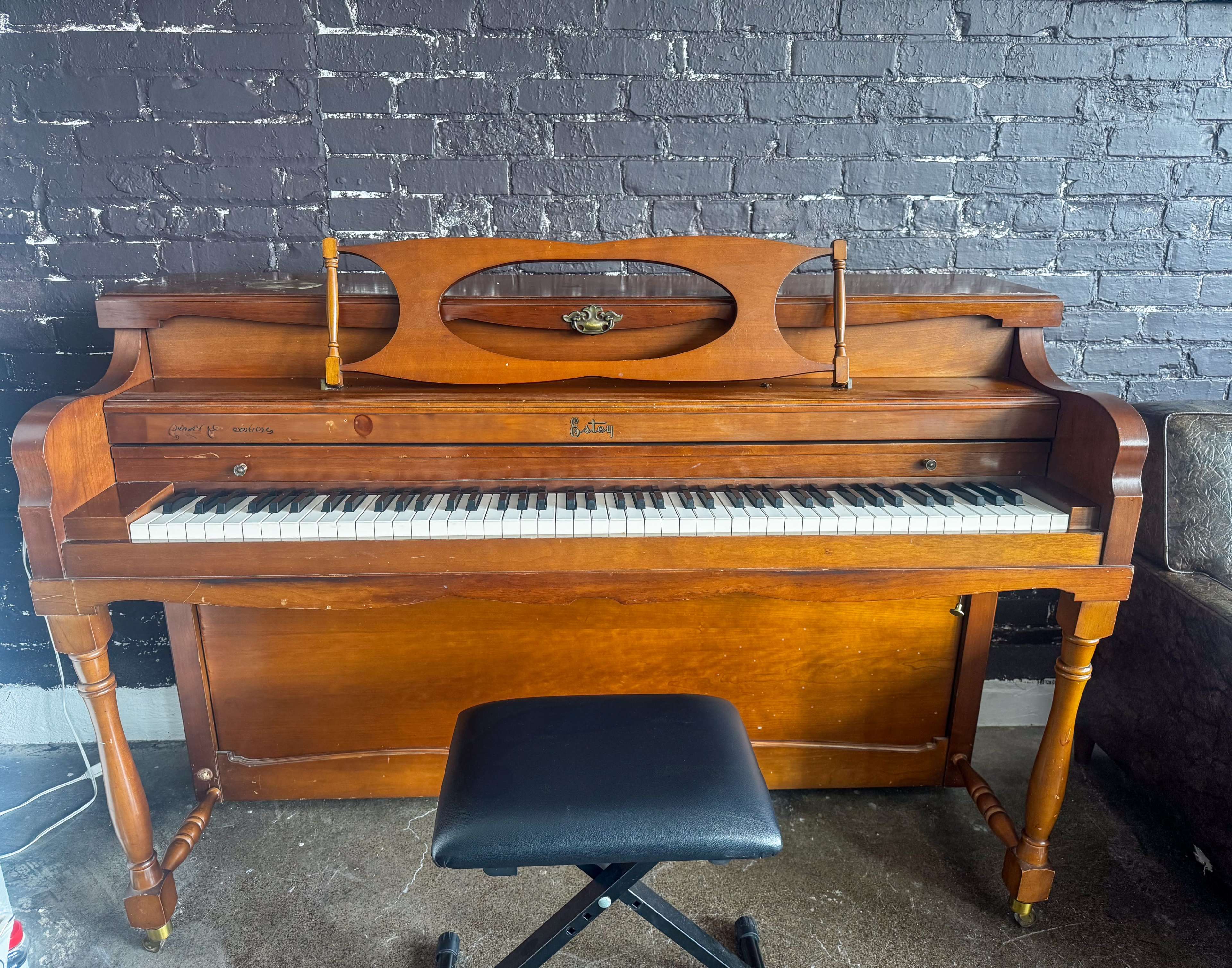 Vintage-Inspired Creative Space for Shoots & Private Parties Image in Near North, Minneaplis, MN