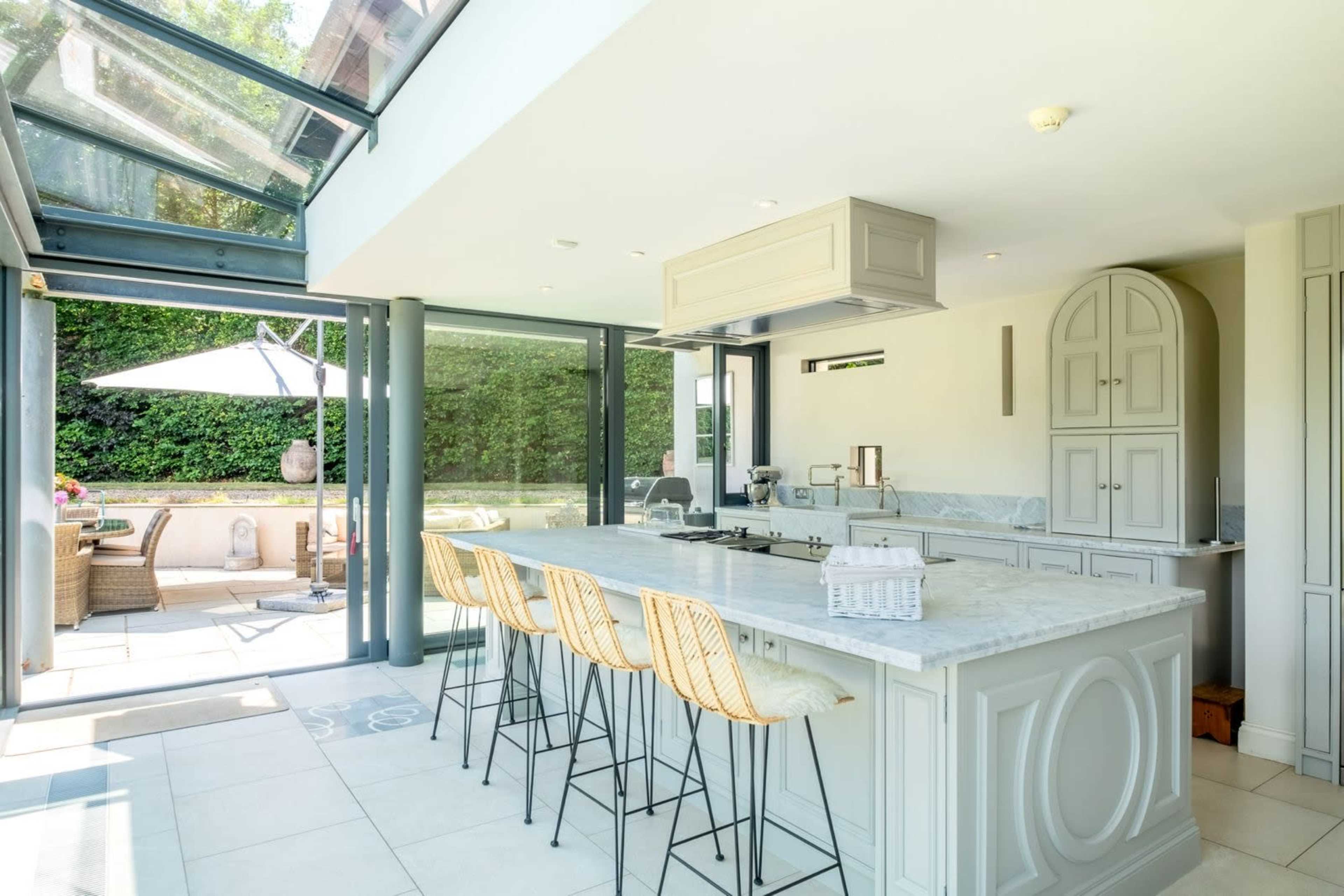 Large bright space with a country View Image in Sunninghill and Ascot, Sunningdale, ENG