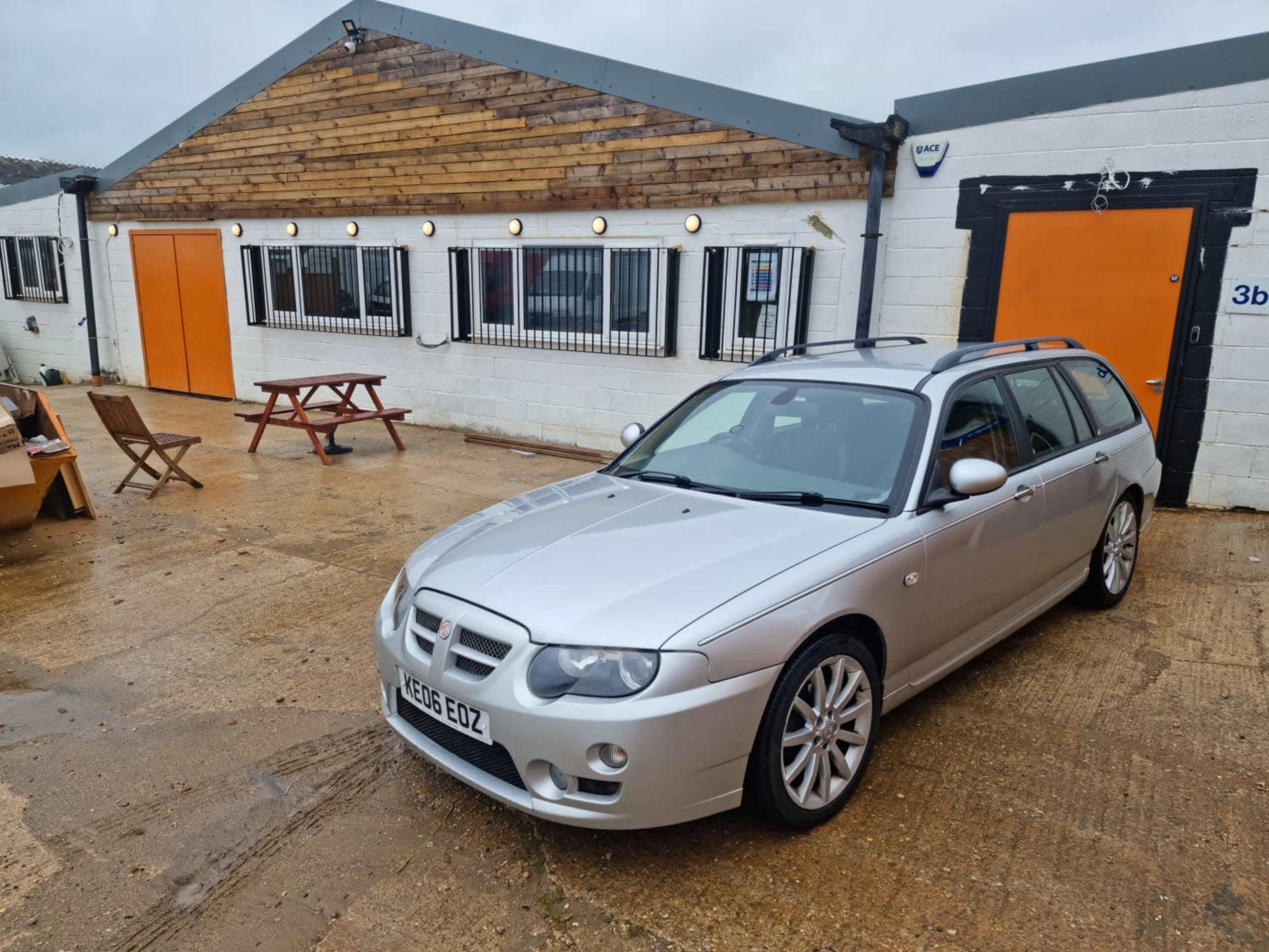 TV Studio / Photo Studio for hire.  1000 sq.ft studio space with  within 10 minutes of the train station and M1. Image in Leighton-Linslade, Leighton Bussard, ENG