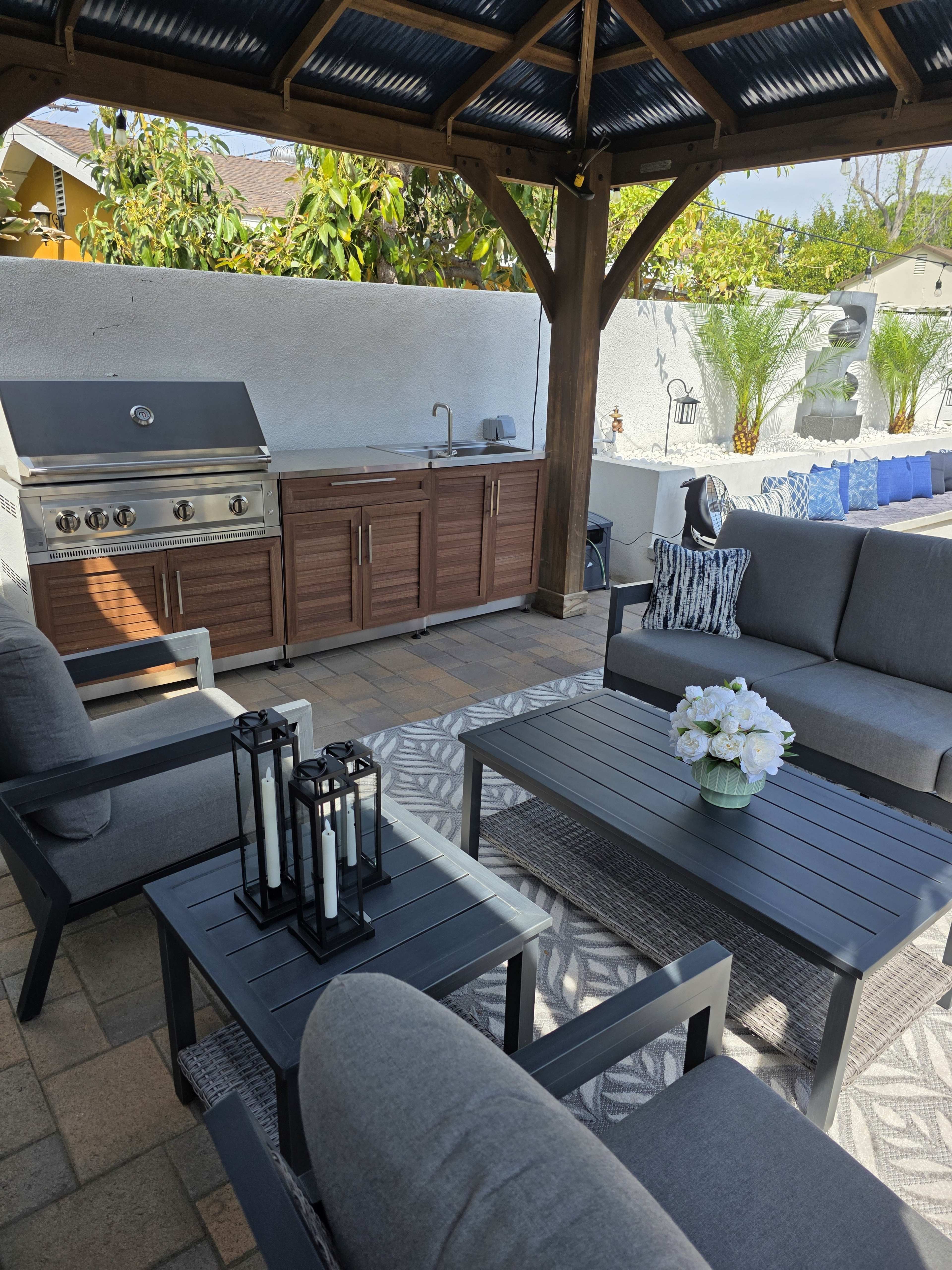 Gorgeous modern spacious backyard Image in Encino, Encino, CA