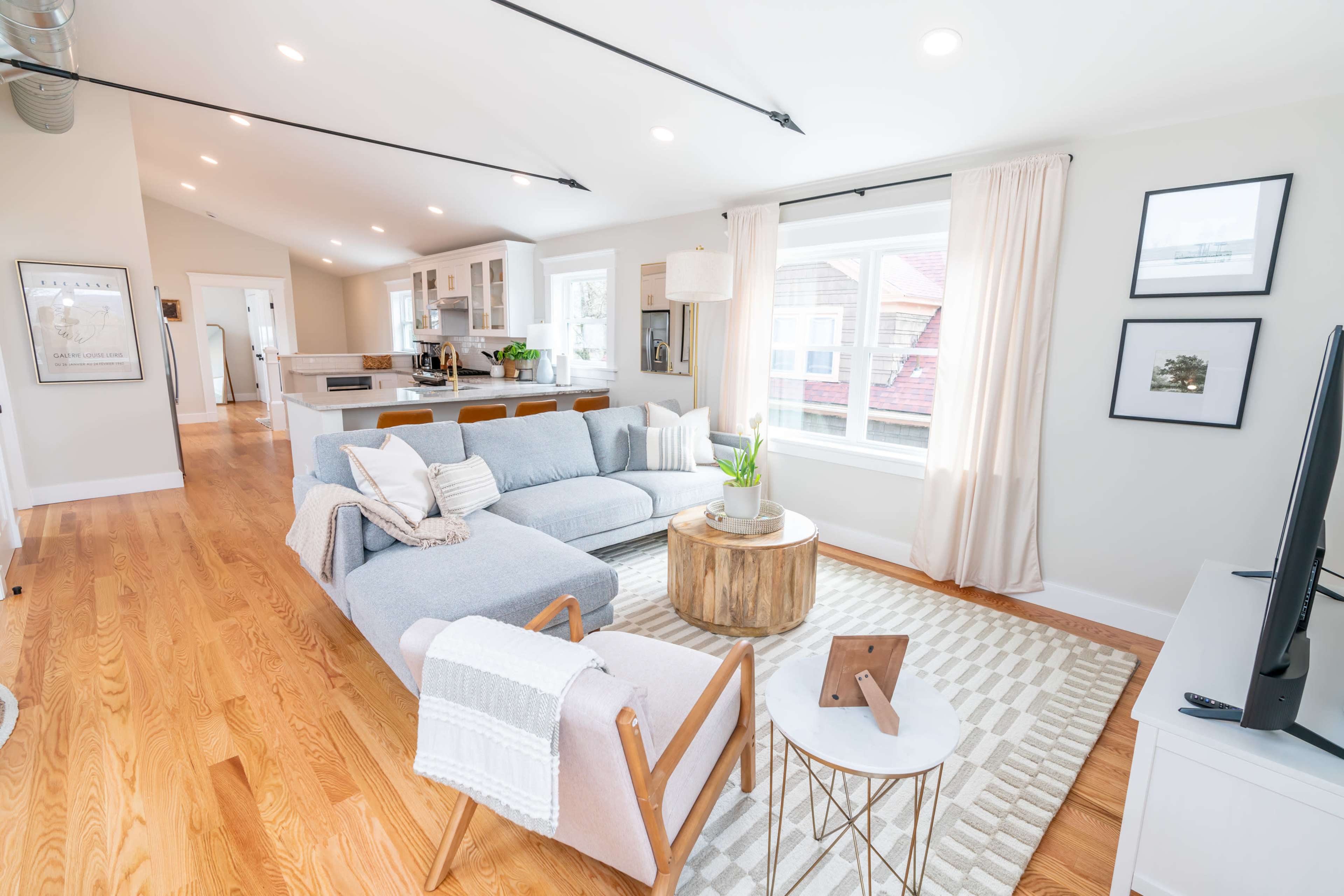 Starlight: Beautiful third floor apartment. Tons of natural light! Image in Prospect Hill Historic District, New Haven, CT