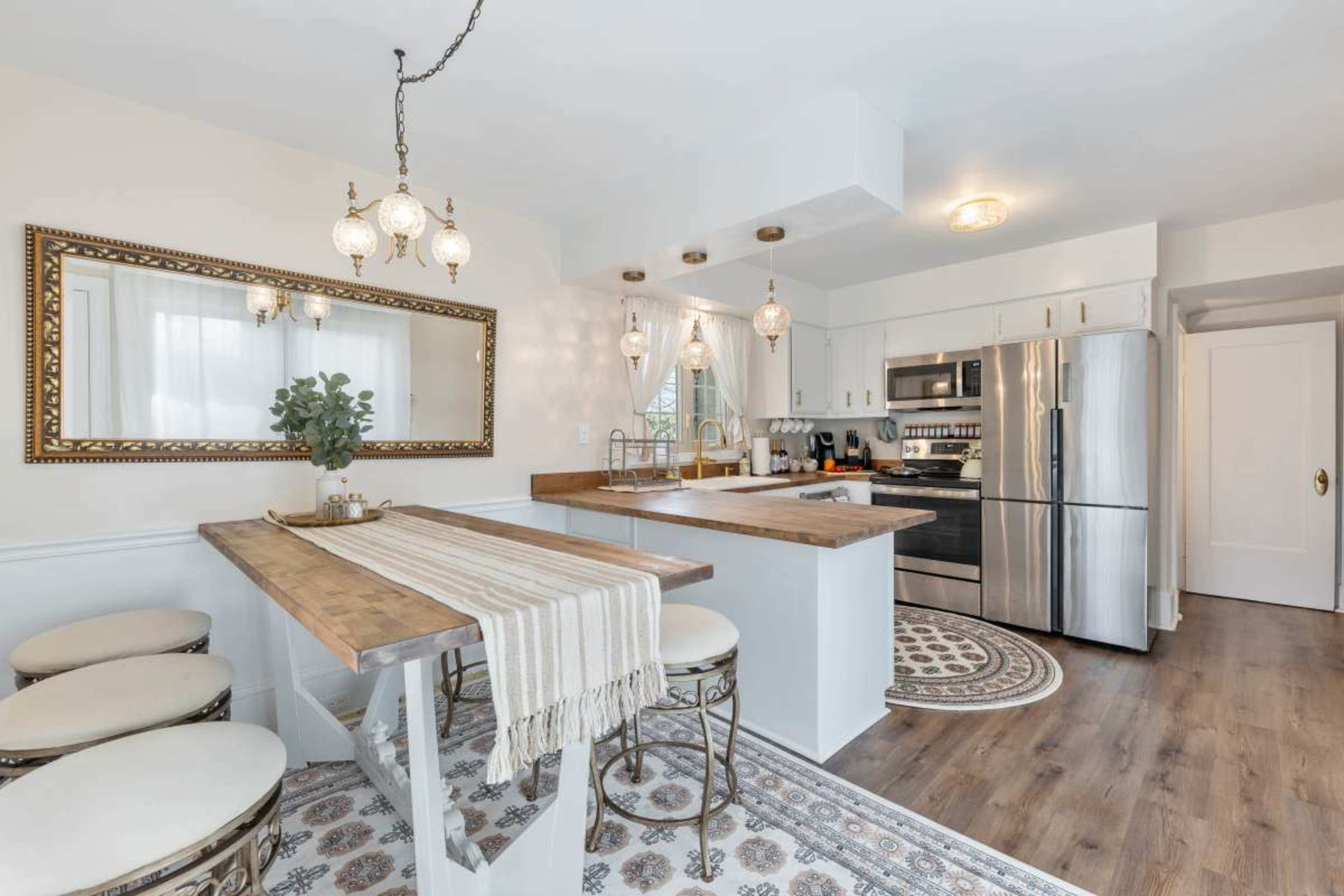 Downtown Charming Antique Condo Image in Geneva Township, Geneva, IL