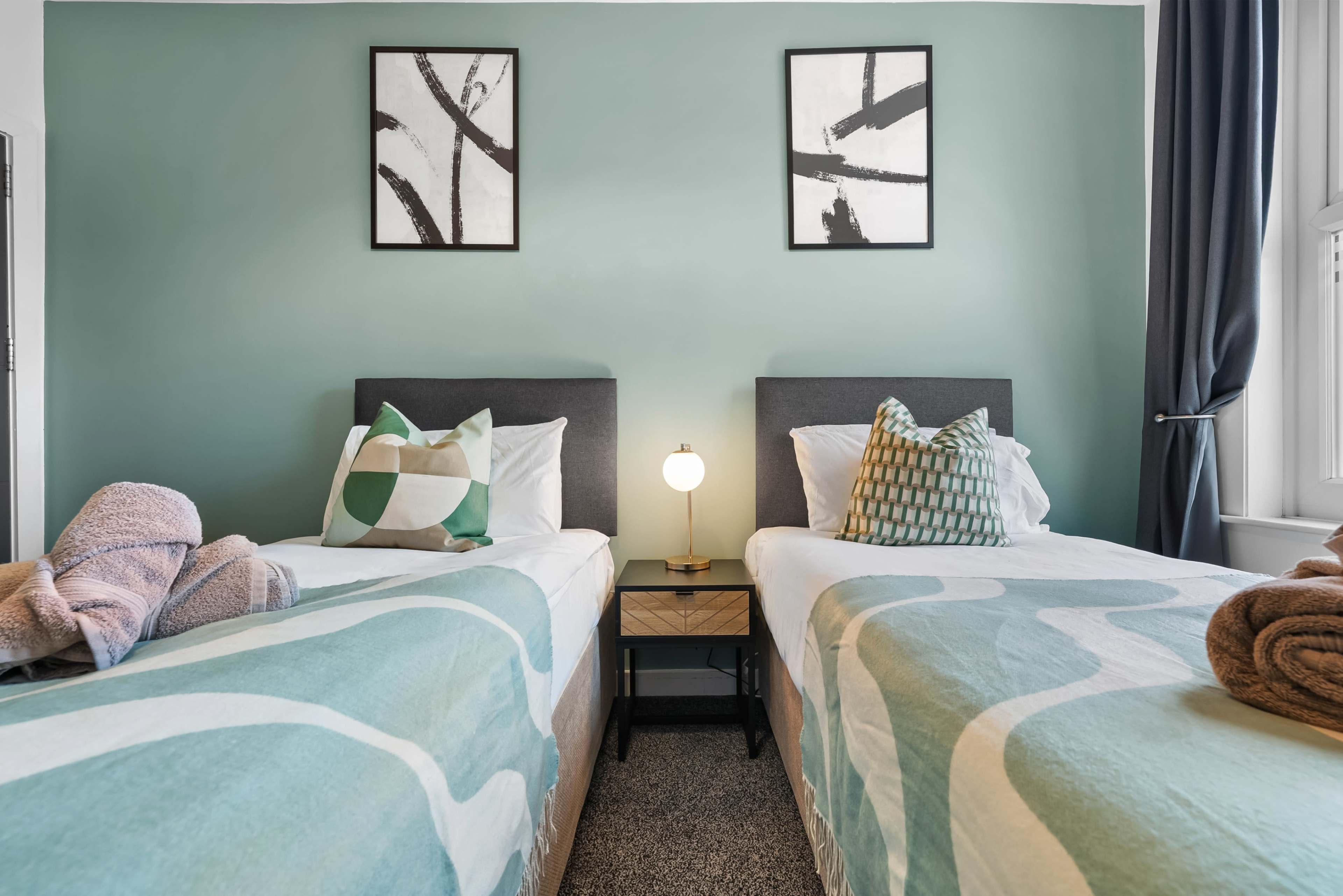 Aylesbury  Manor Stylish 3-BR House, Sleeps 6 Image in Fratton, Fratton, ENG