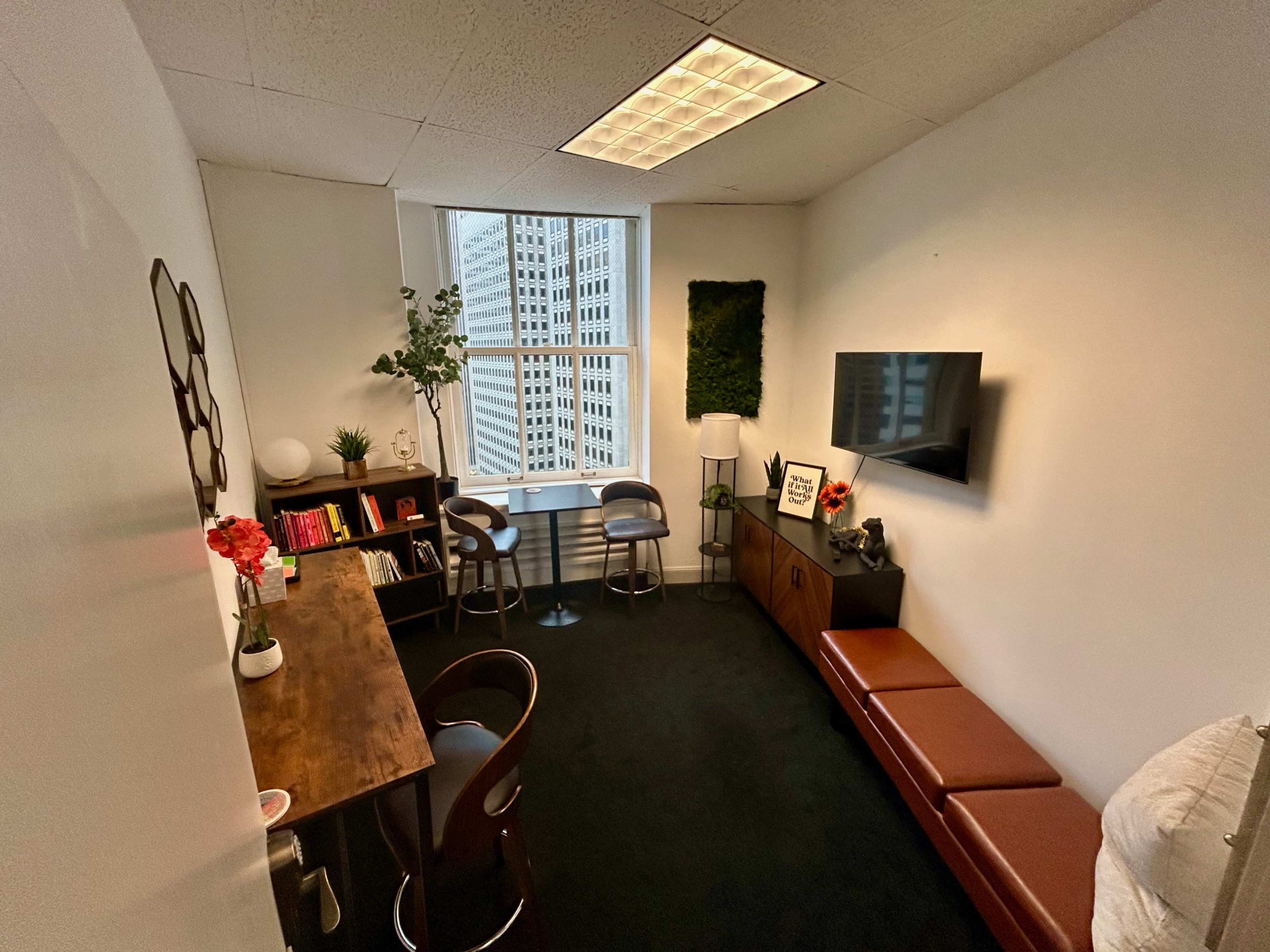 Bright Private Office for Co-Working, Meetings, Touch Down Space, Off-sites, Trainings, Groups, Workshops, Interviews, Content Creation Image in Financial District, San Francisco, CA