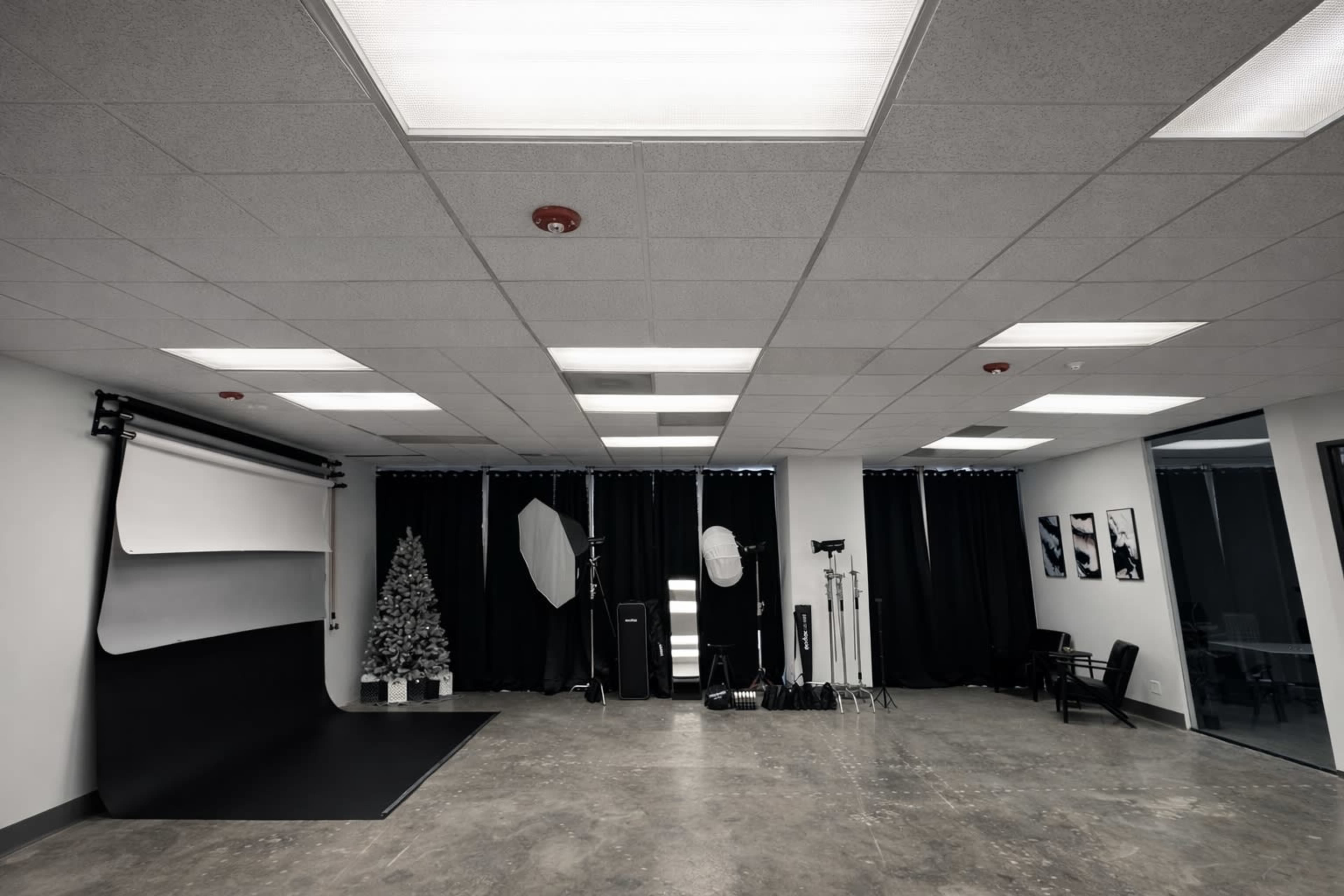 Modern Addison Studio with Multiple Photo Setups & Natural Lighting Image in Far North Dallas, Dallas, TX