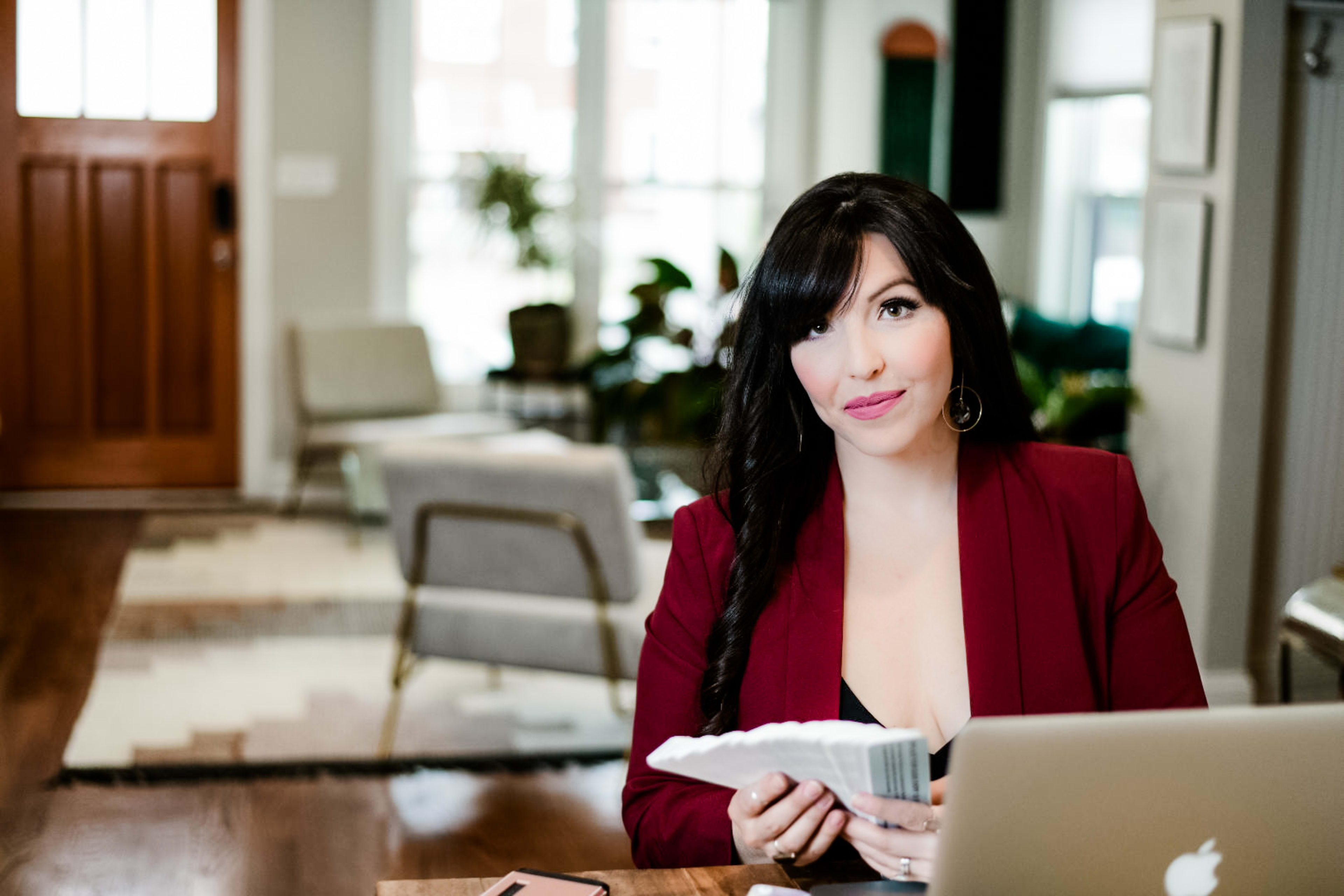 Une femme travaillant sur un ordinateur portable Mac.