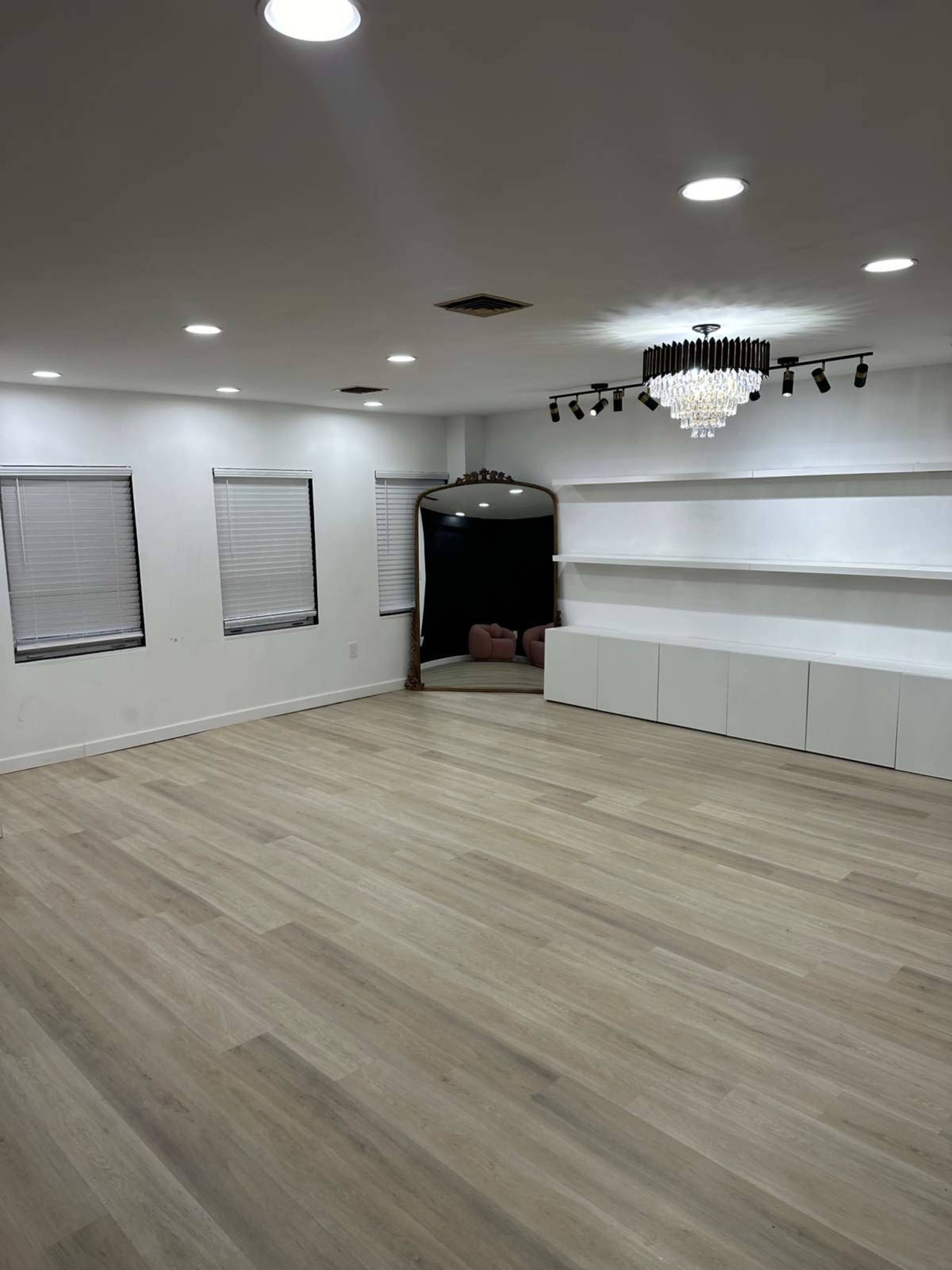 A small modern luxurious loft located in lanham, tailored for intimate events with a clean and elegant aesthetic. Image in Glenn Dale, lanham, MD