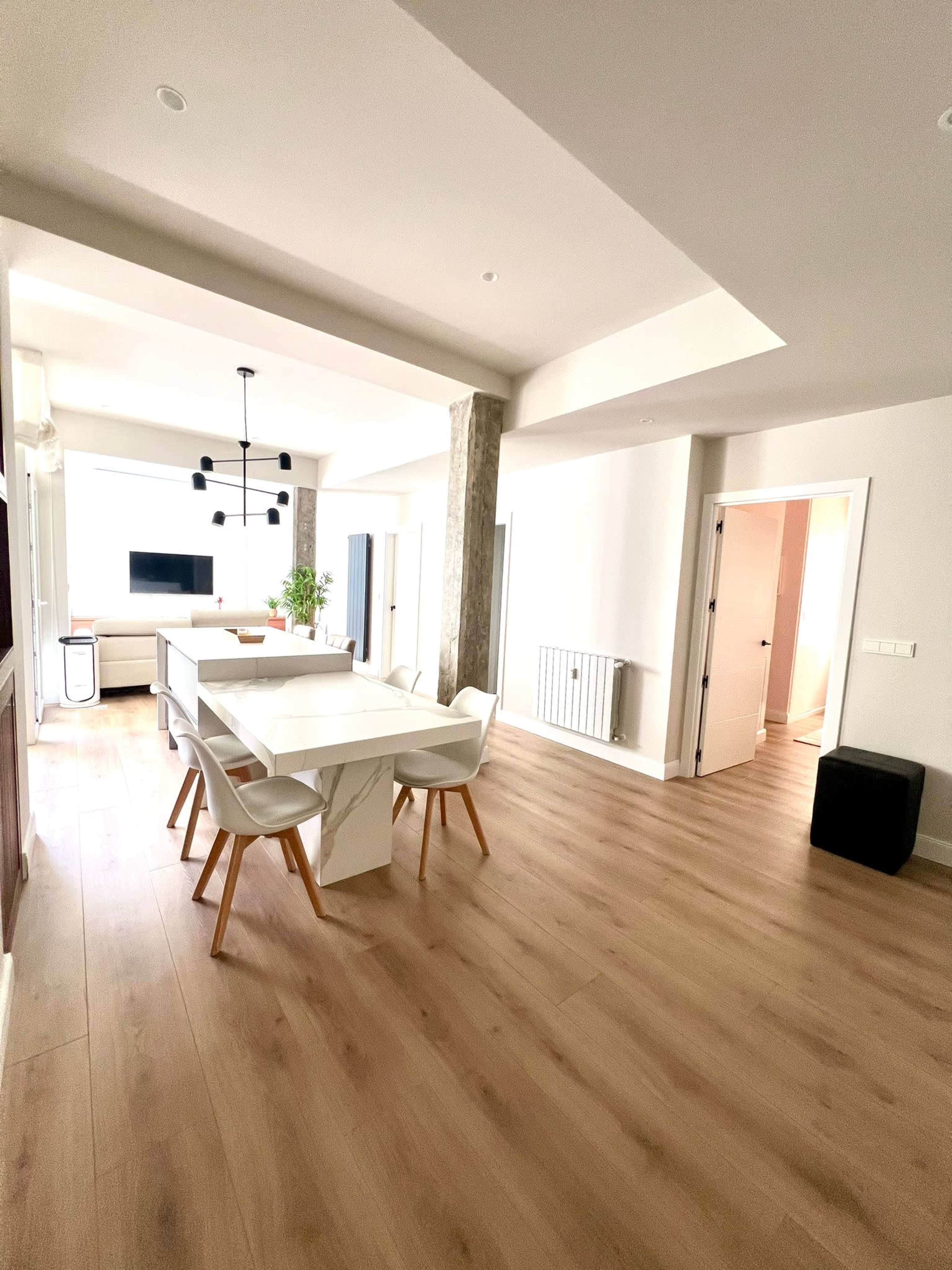 Bright, Minimalist 4-Bedroom Apartment Perfect for Filming! Image in Niño Jesús, Madrid, M