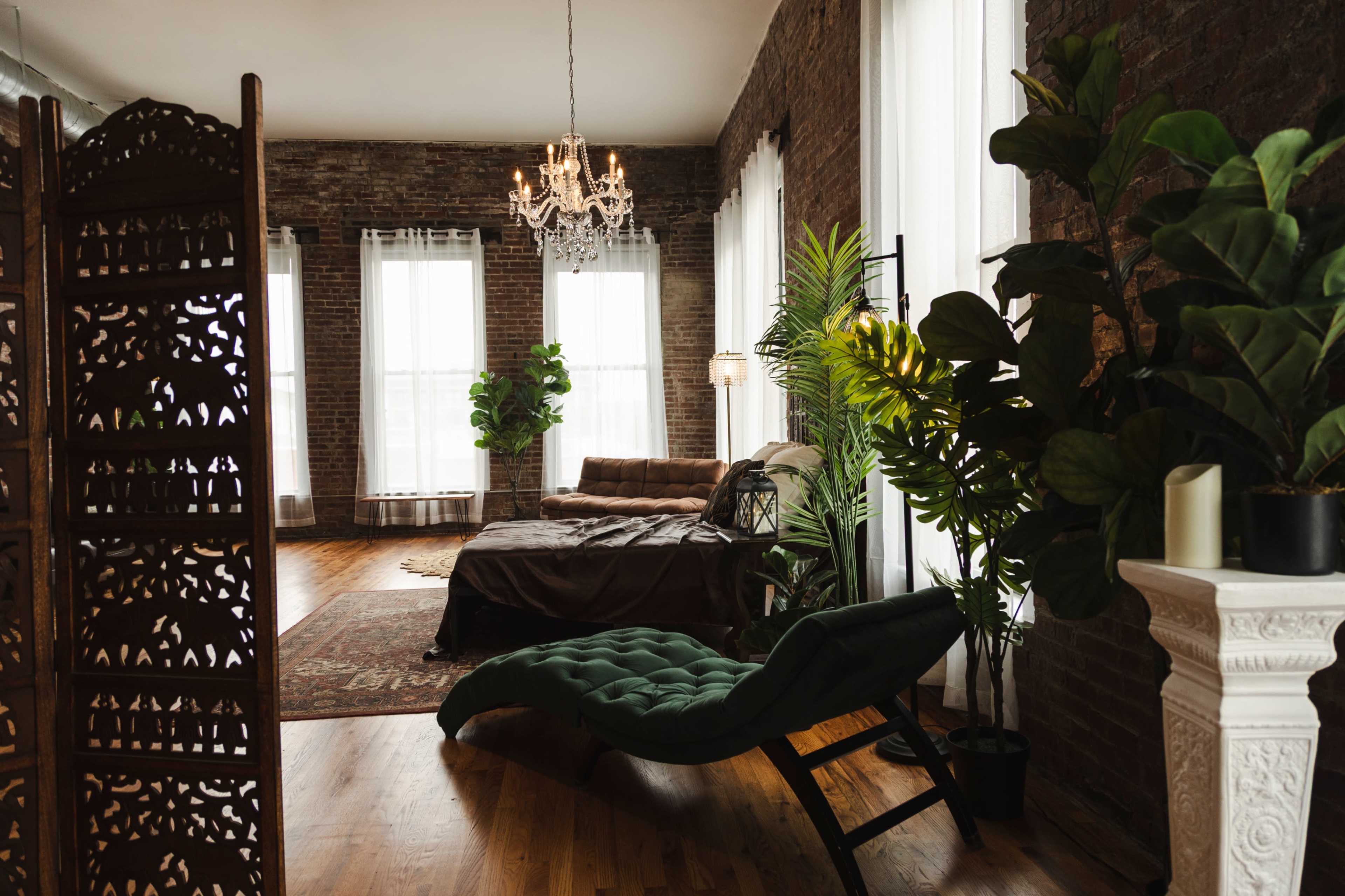 Elegant Photography Studio w/ Natural Light & Blackout Shades Image in River Market, Kansas City, MO