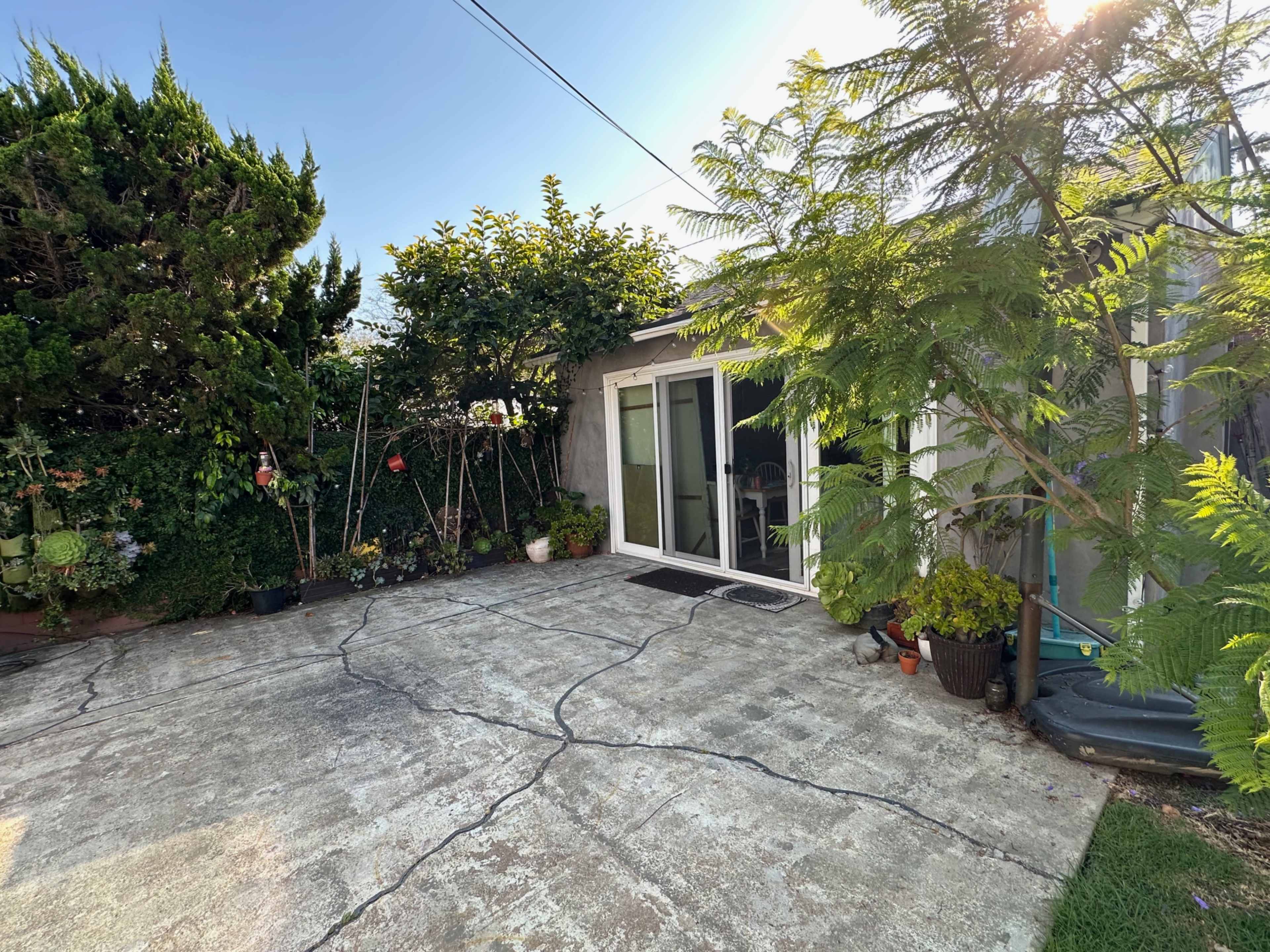 Upscale studio and garden Image in Central LA, Los Angeles, CA