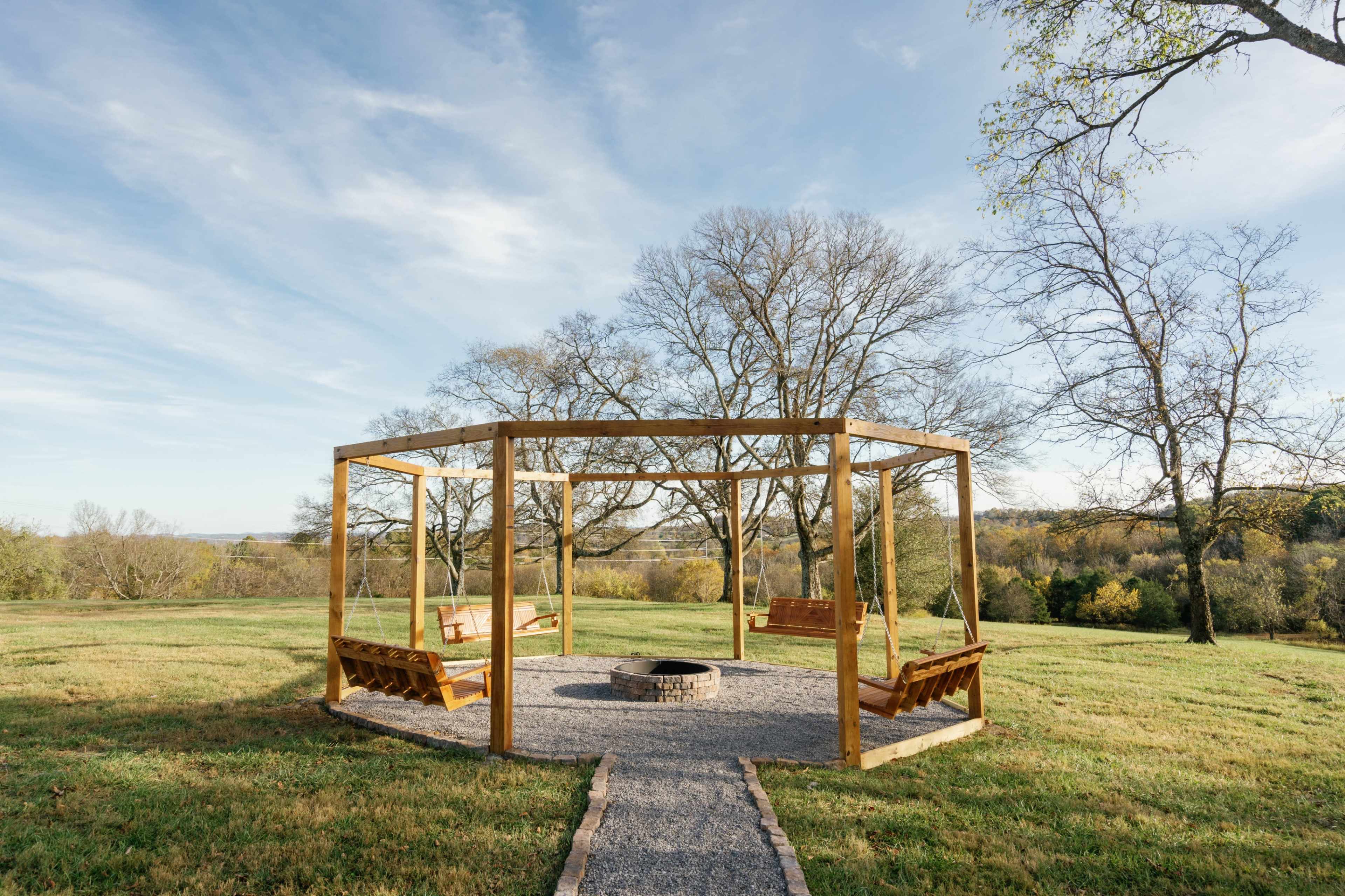 Luxe 50 Acre Farm with Private Lake, Rooftop Deck, Pool and Sauna Image in Gallatin, Gallatin, TN