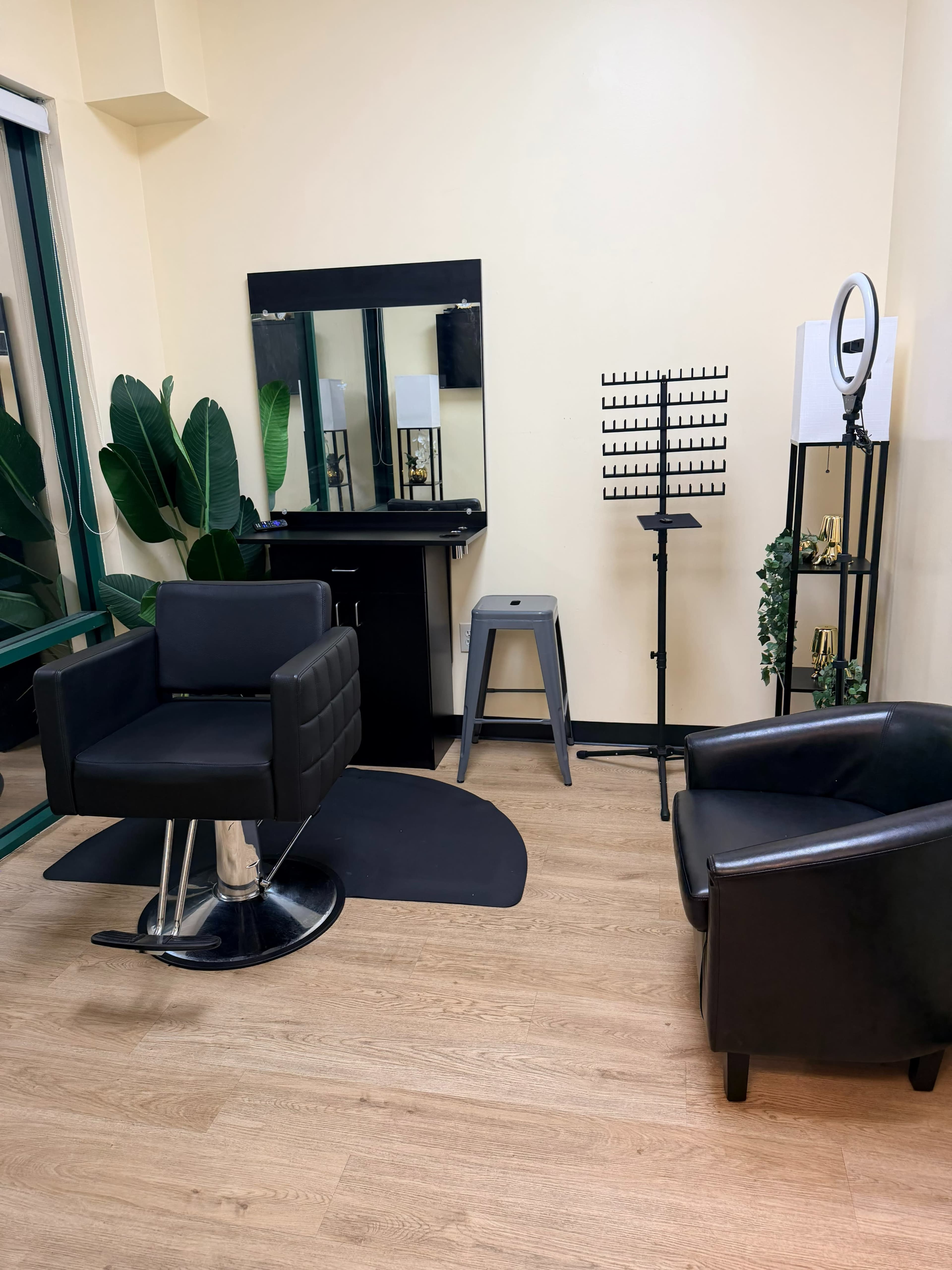 Modern Glam Salon Studio in Hampton-Perfect for Beauty Shoots & Classes Image in , Hampton, GA